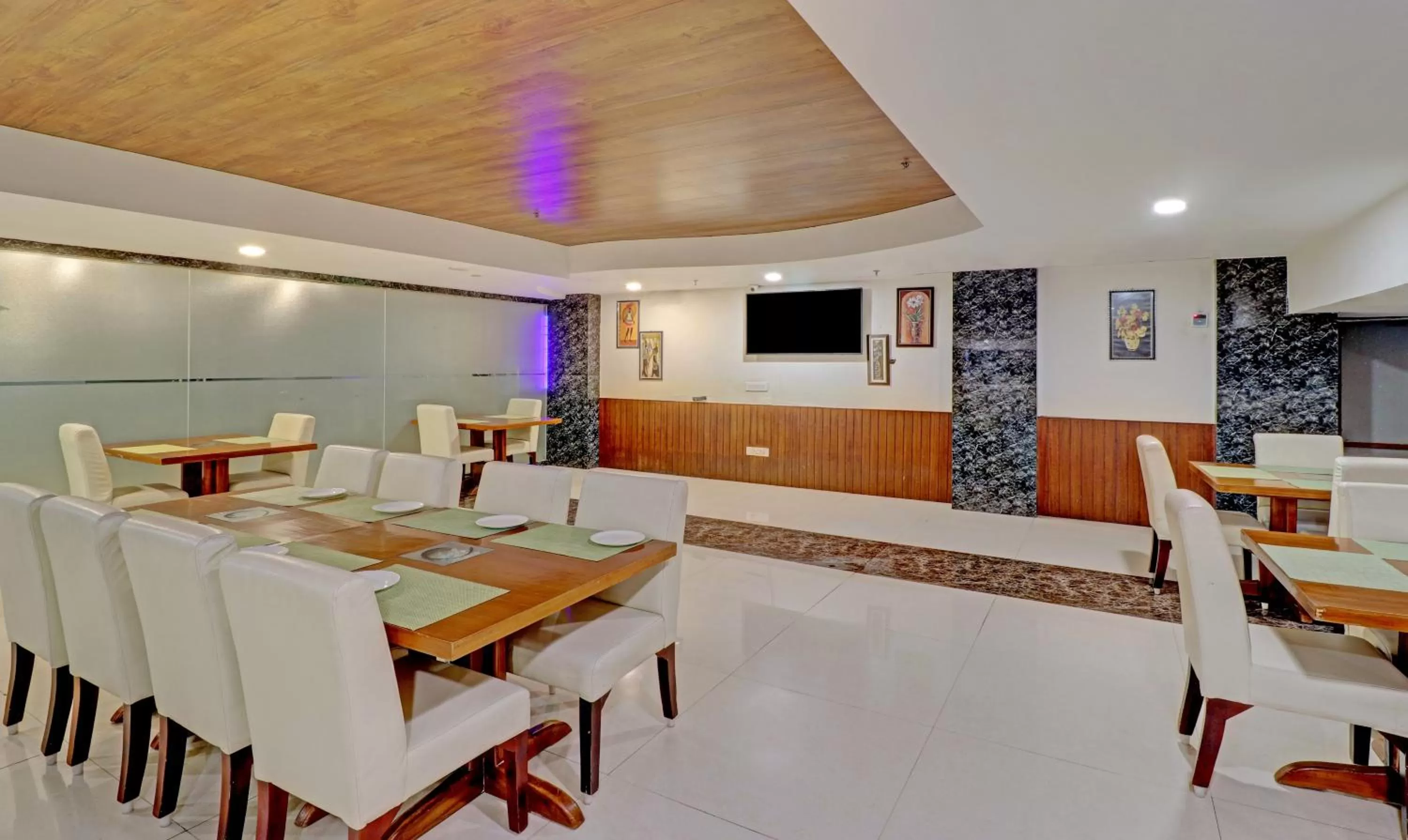 Restaurant/places to eat in Treebo Premium Pearl Avenue Banquets And Lawn