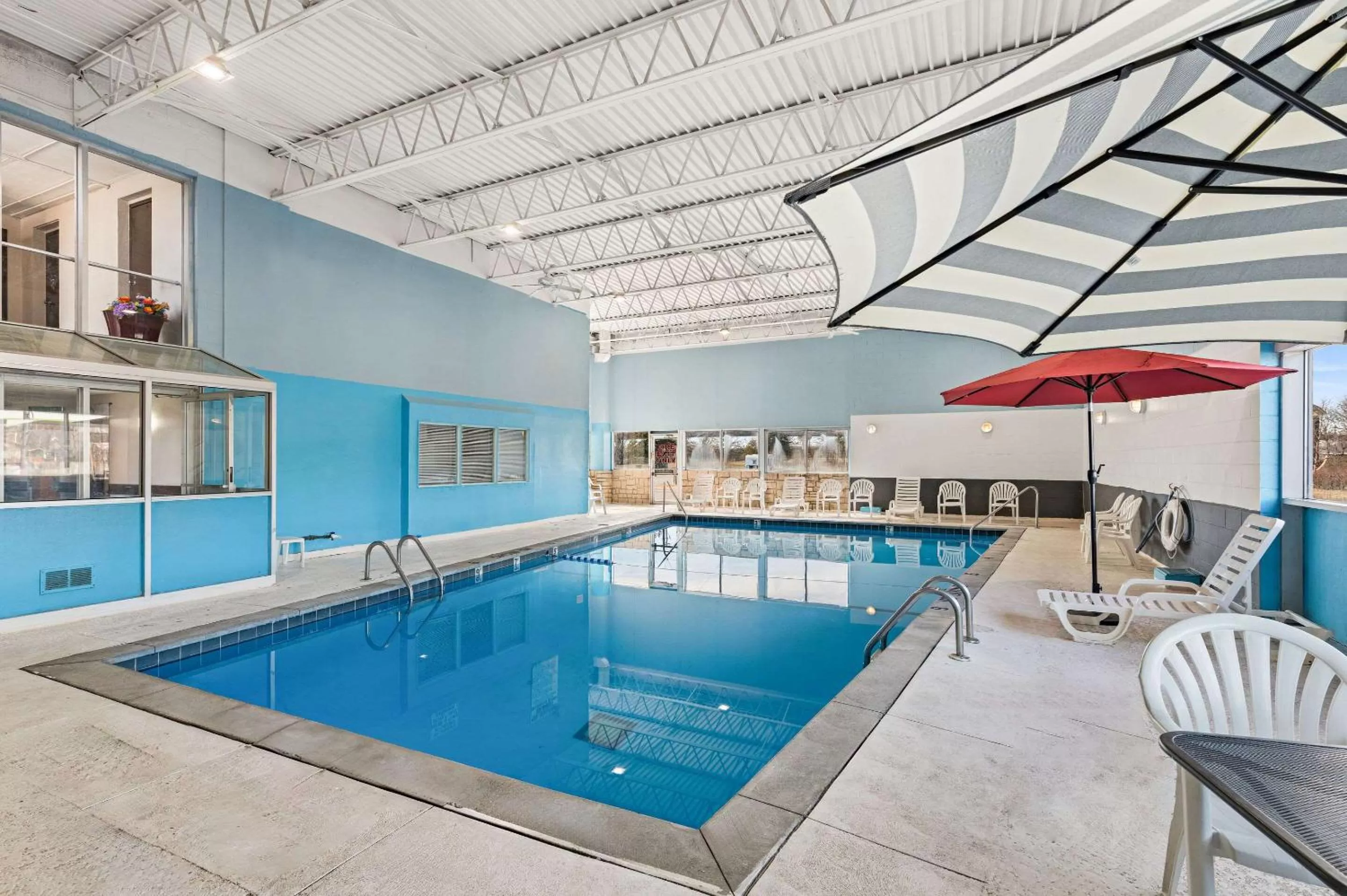 Swimming pool in Quality Inn & Suites Council Bluffs - Omaha East