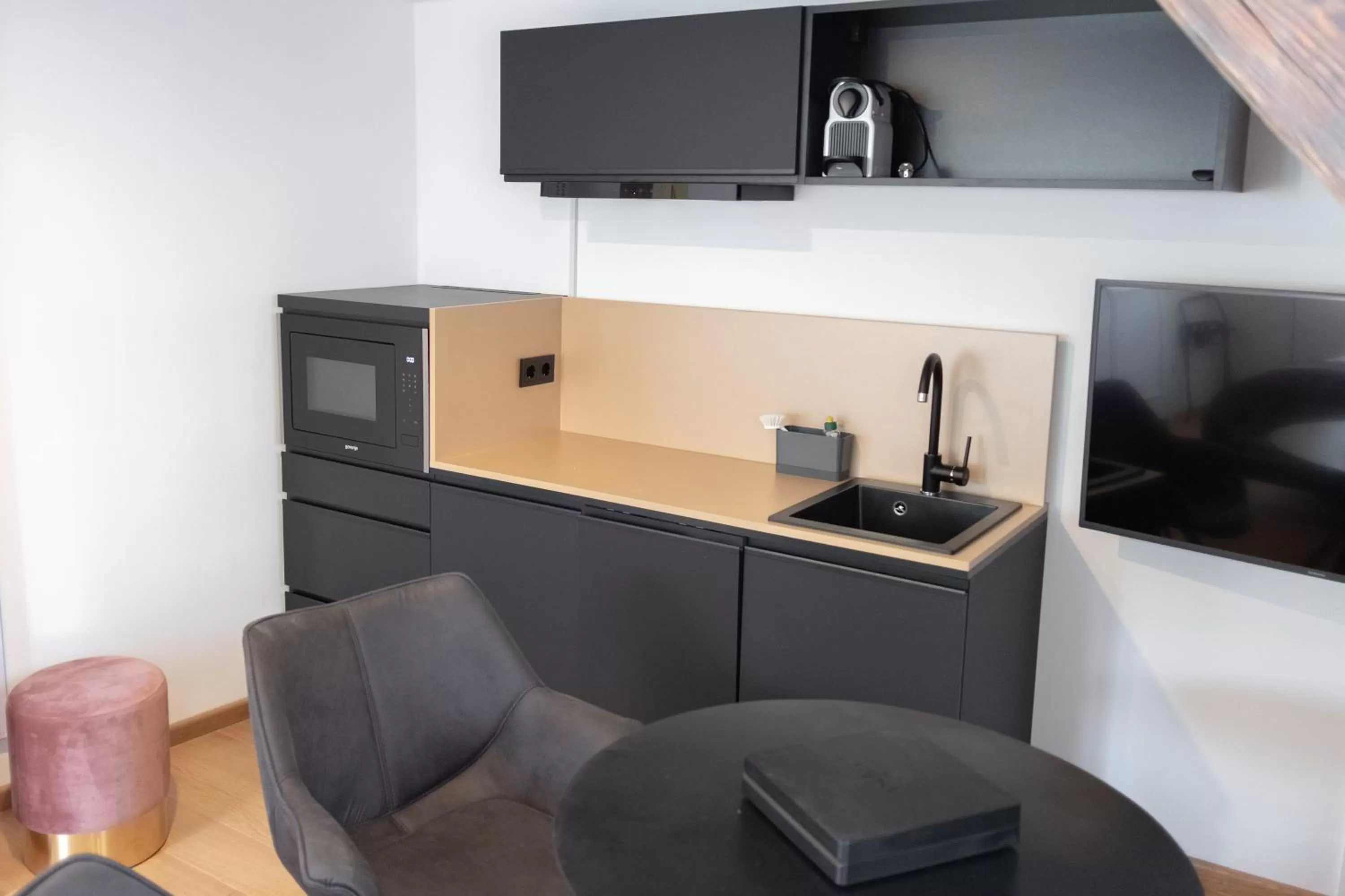 Kitchen or kitchenette in ANA Living Augsburg City Center by Arthotel ANA - Self-Service-Hotel