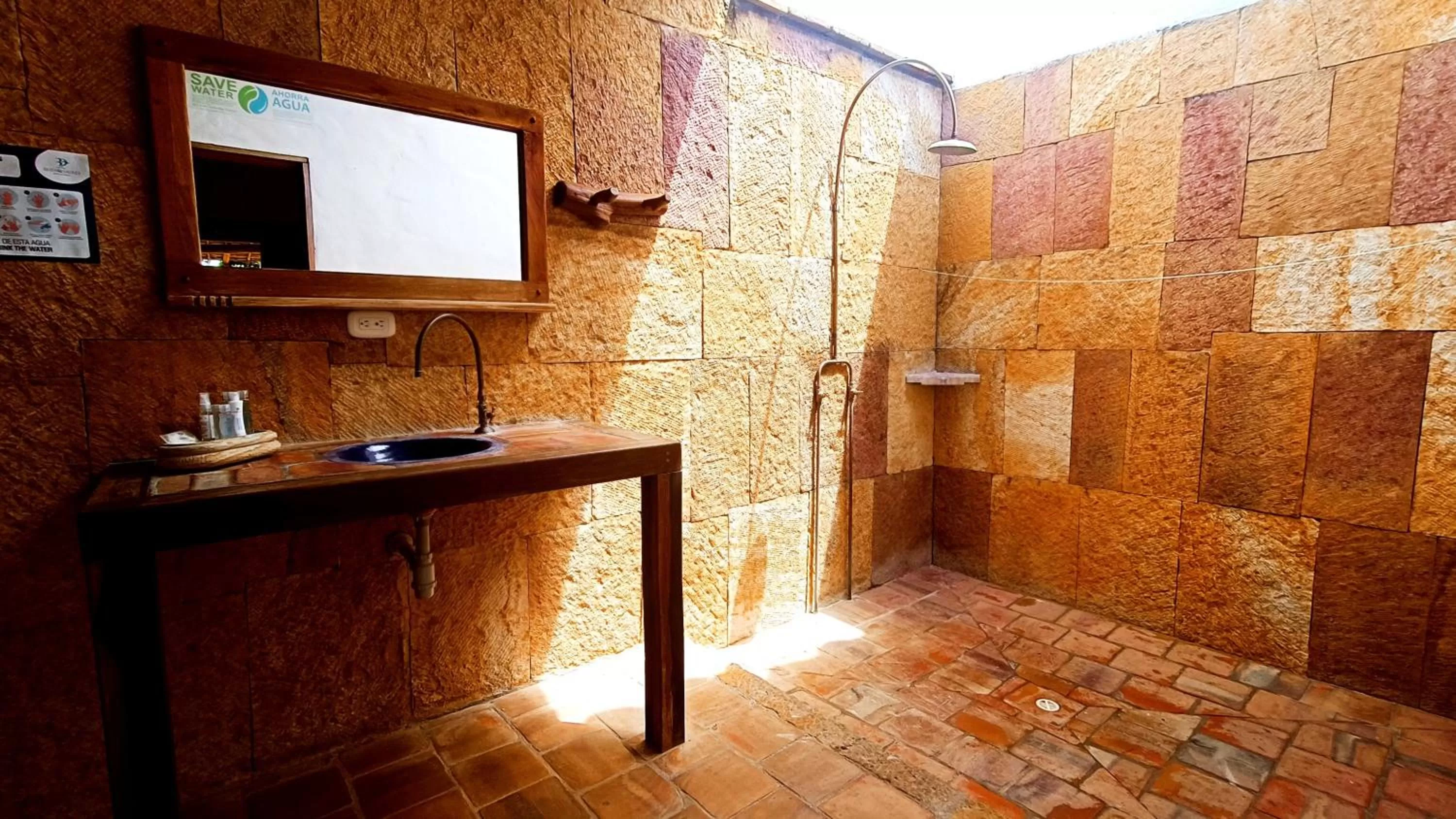 Neighbourhood, Bathroom in Hotel Buenosaires Barichara