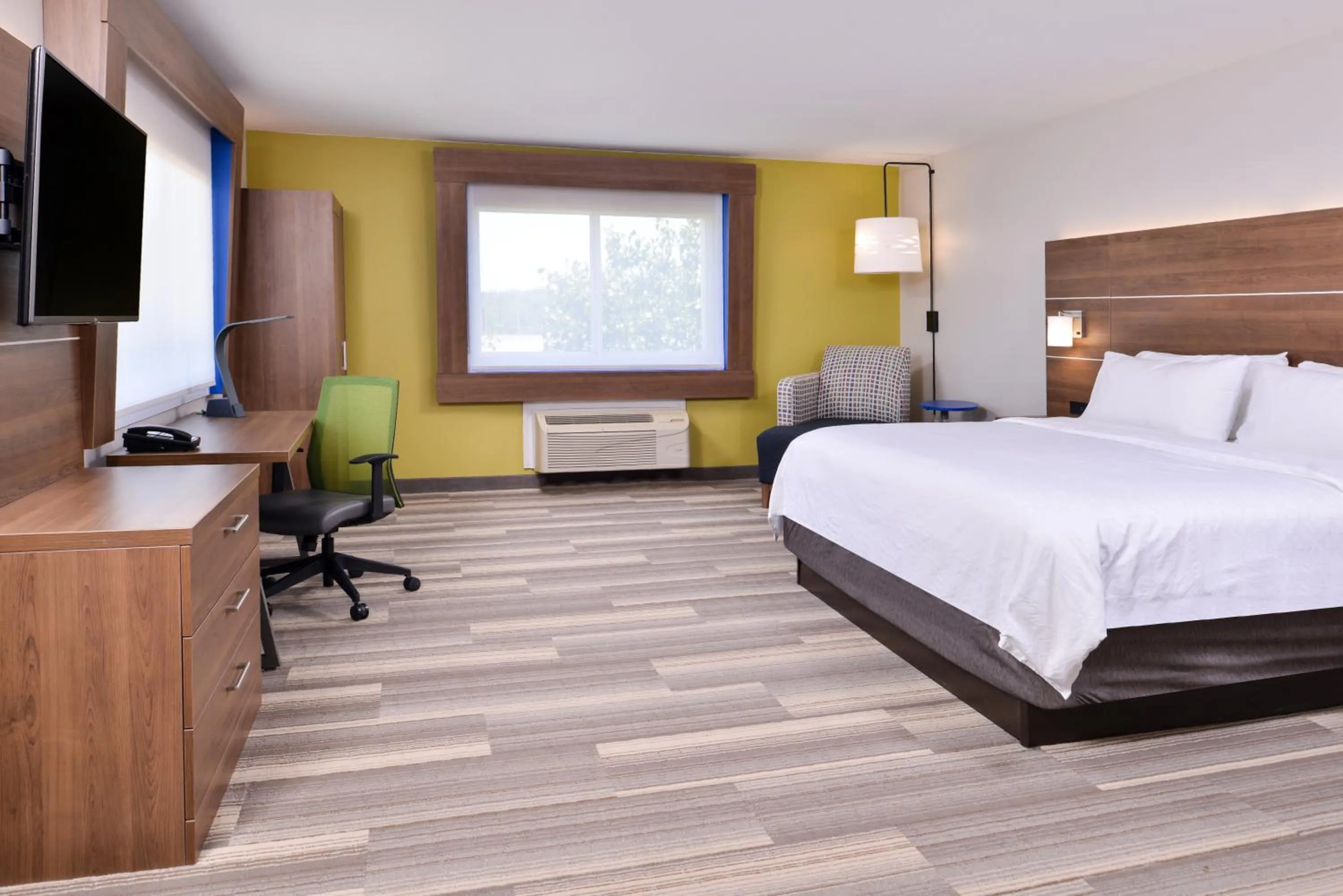 Photo of the whole room, Bed in Holiday Inn Express Hotel & Suites Elgin by IHG