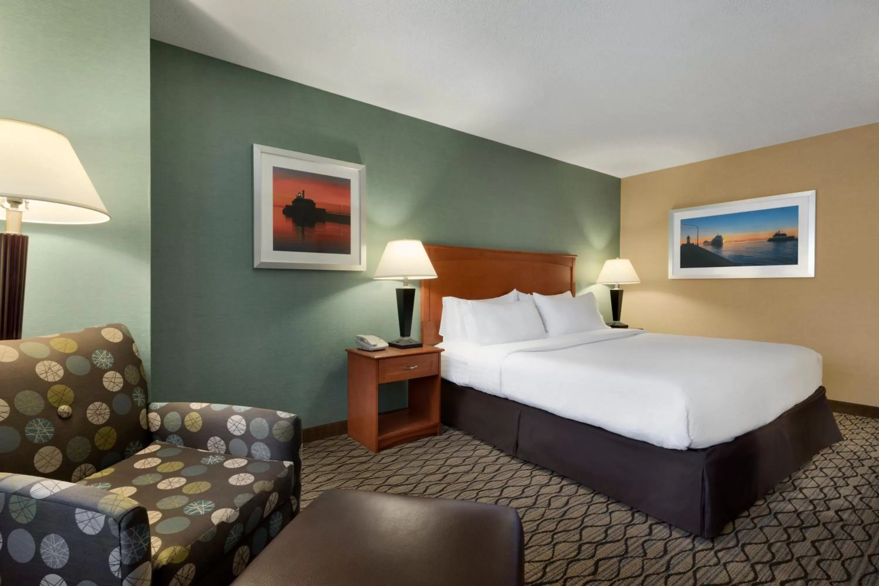 Photo of the whole room, Bed in Holiday Inn & Suites Duluth-Downtown by IHG