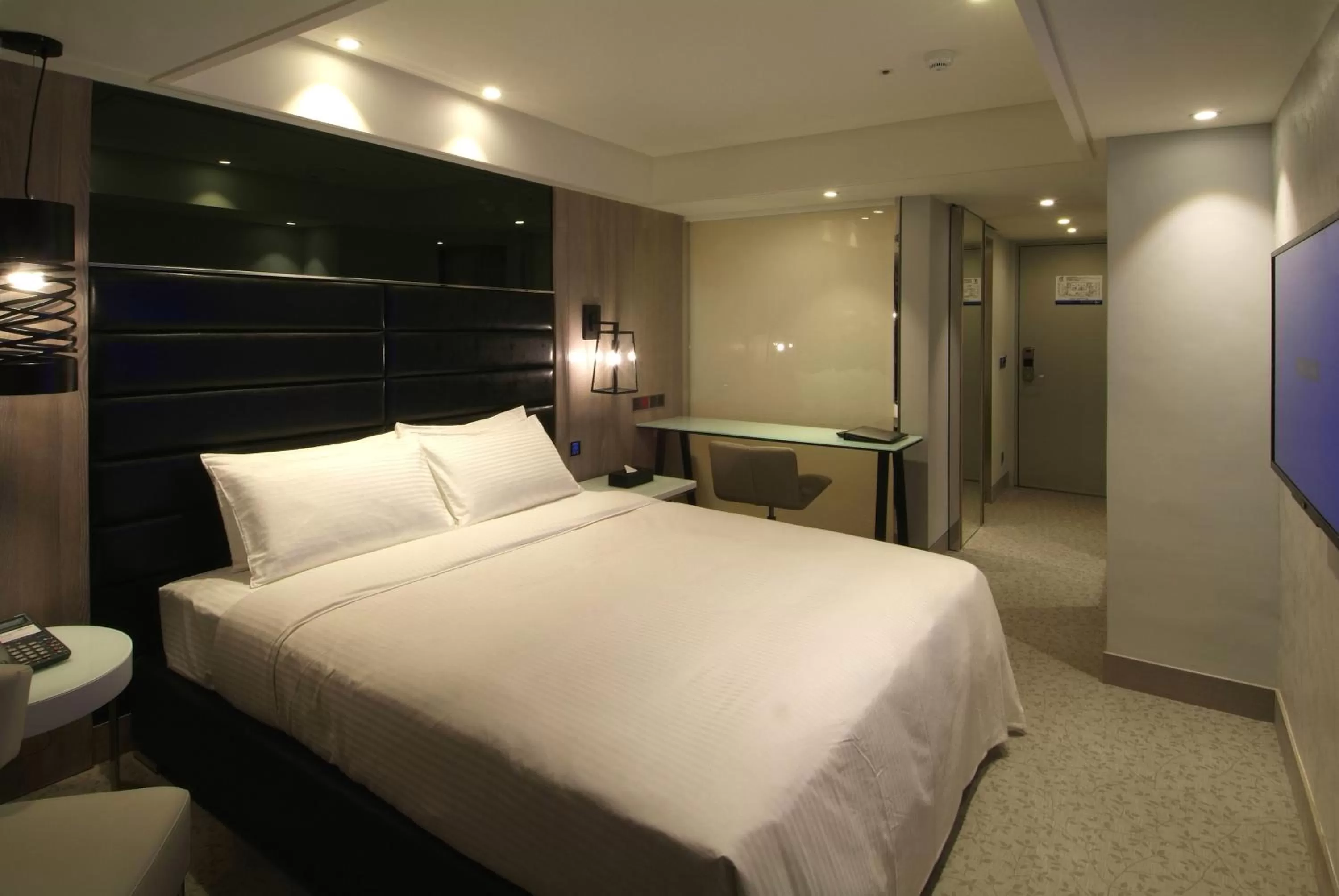 Photo of the whole room, Bed in The Cloud Hotel