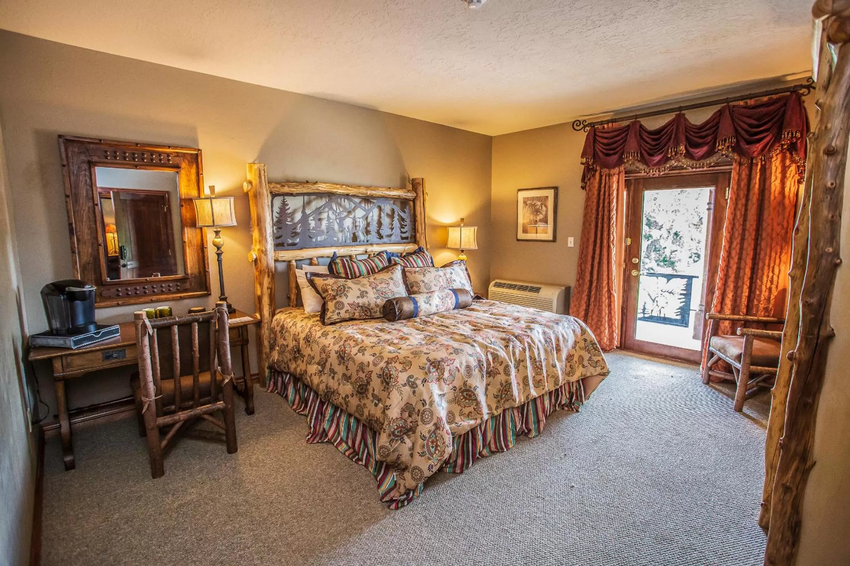 Main St Loft Overlooking Train Yard - Lofts Sterling & Sage - Toltec