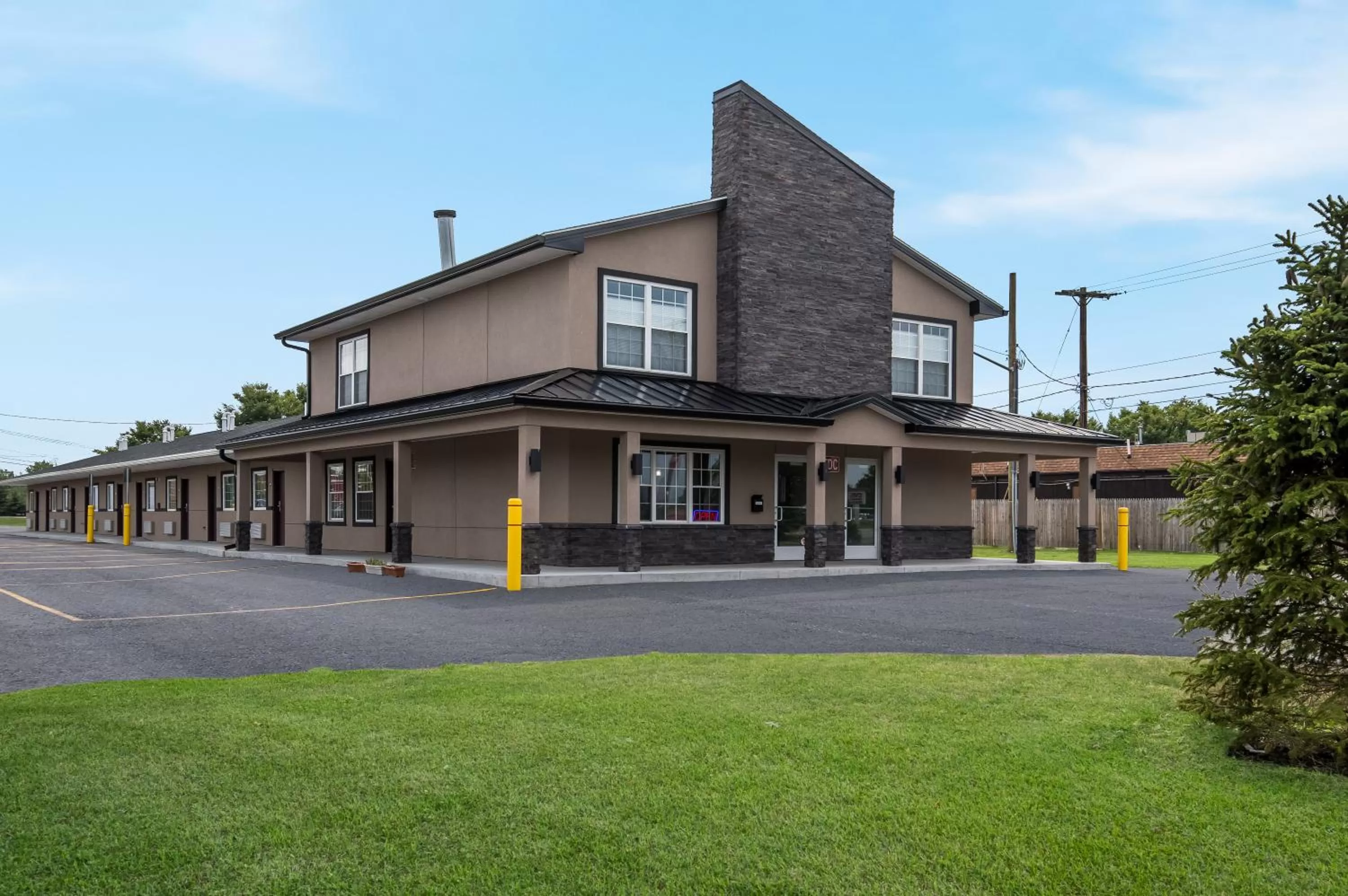 Property building in Americas Best Value Inn Farmington