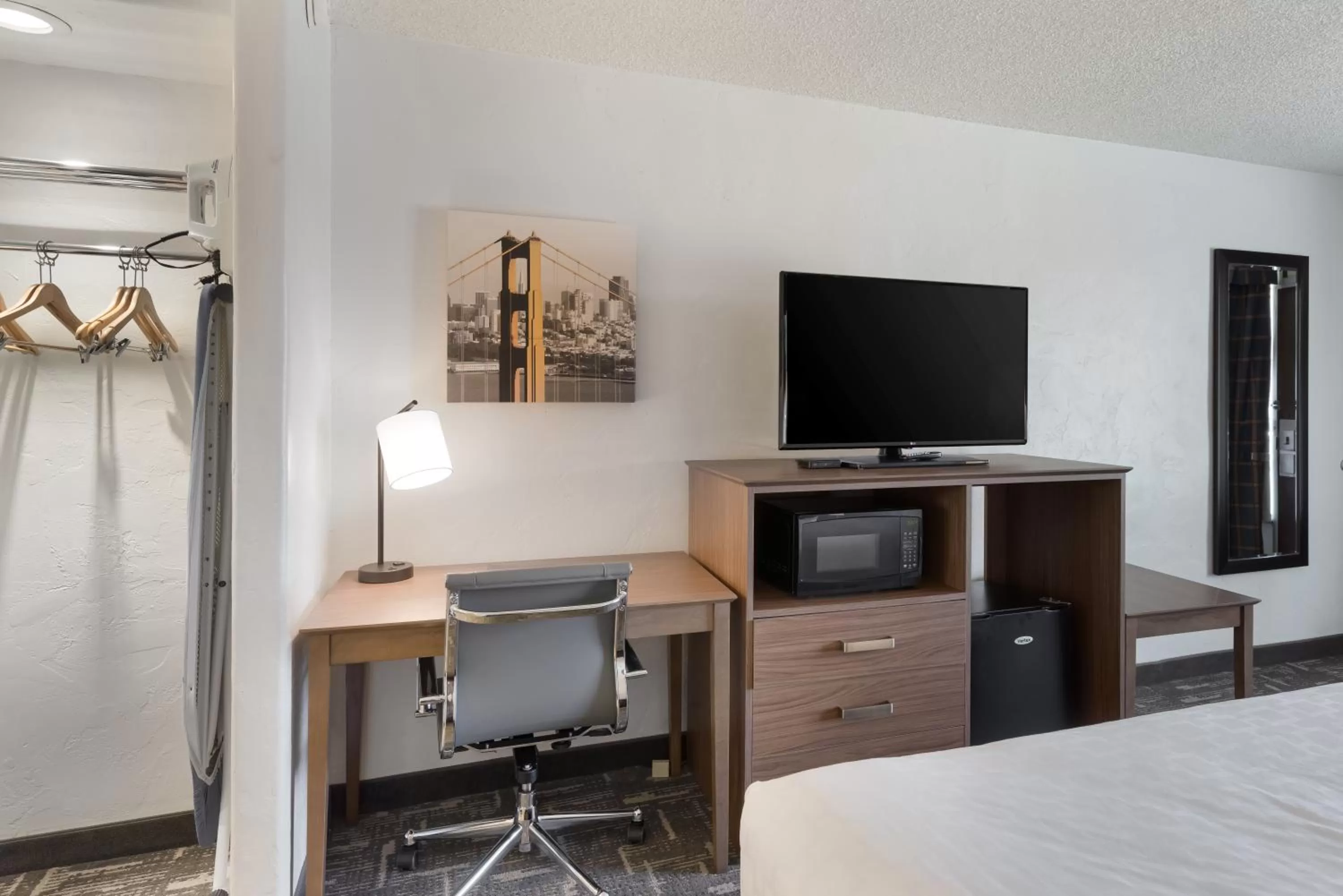 TV and multimedia, Bed in Clarion Hotel Concord-Walnut Creek