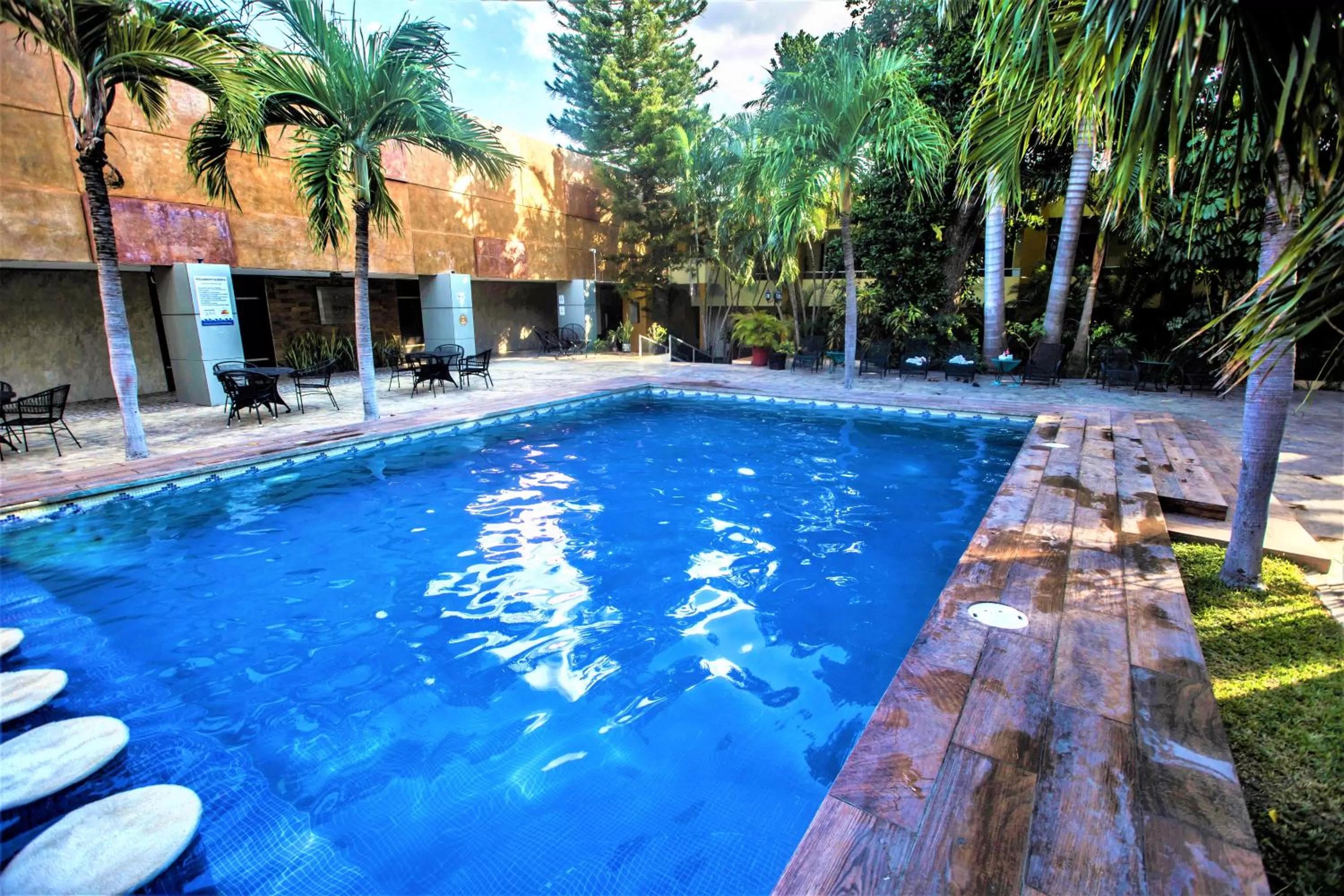 Swimming pool in Hotel Plaza Mirador