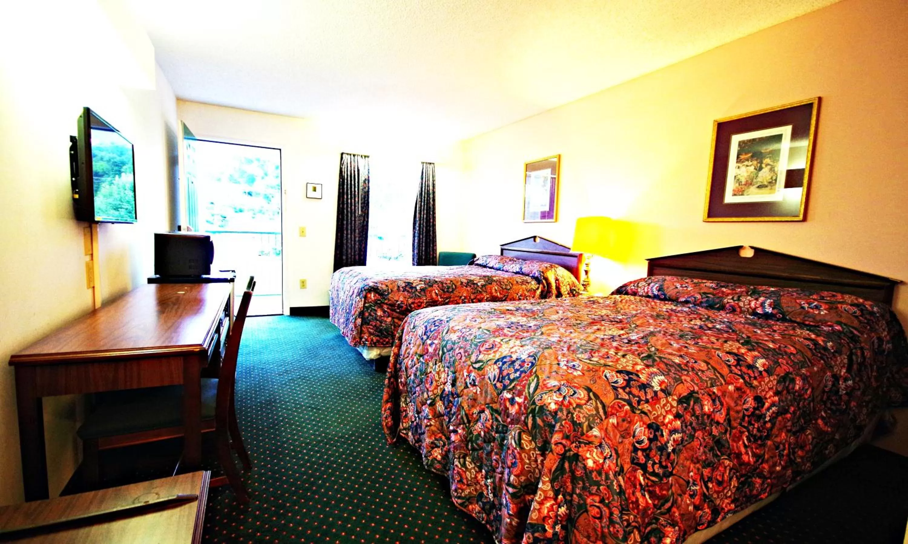 Bed in American Motel - Lenoir