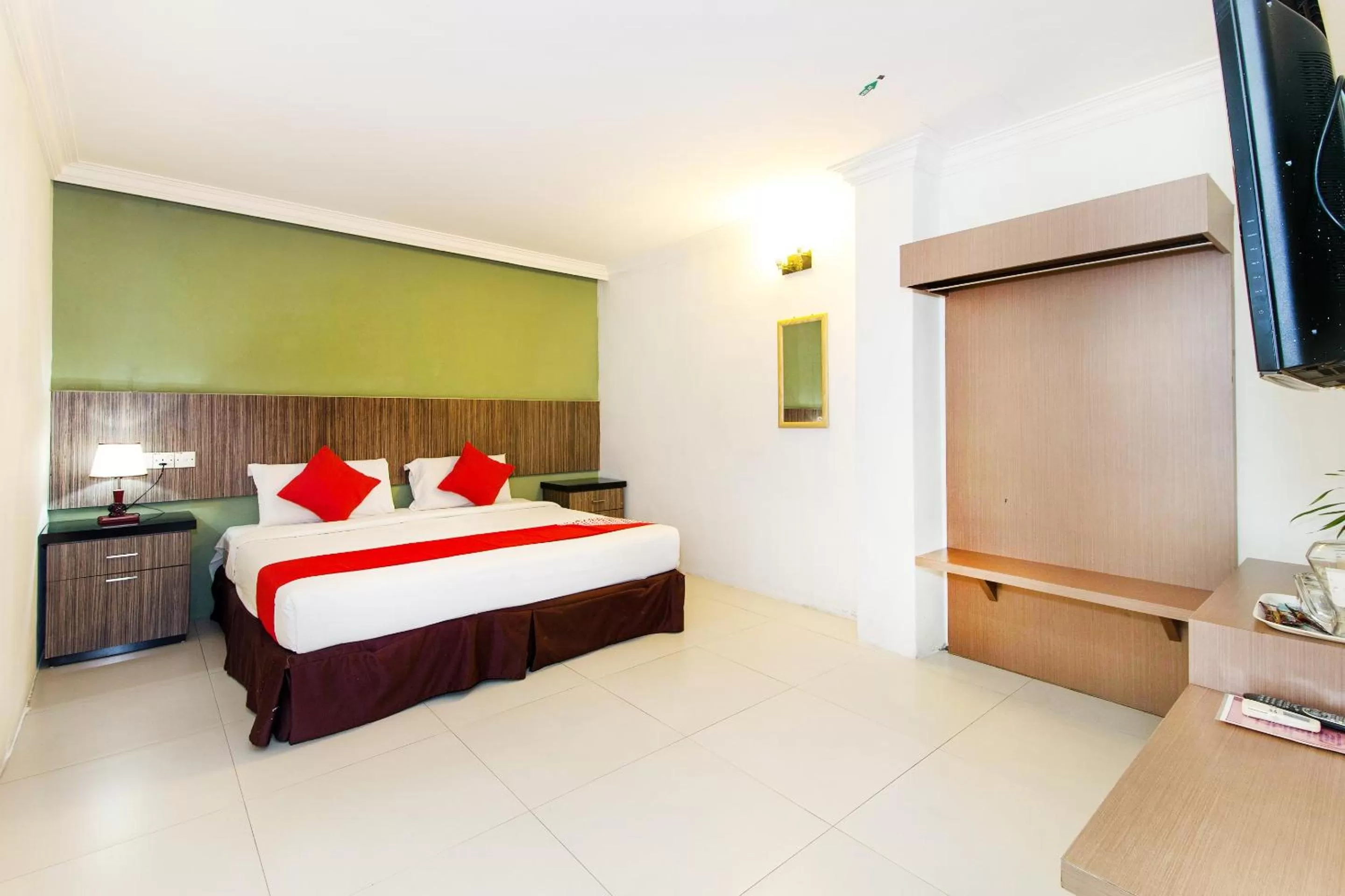 Bedroom, Bed in Crystal City Hotel