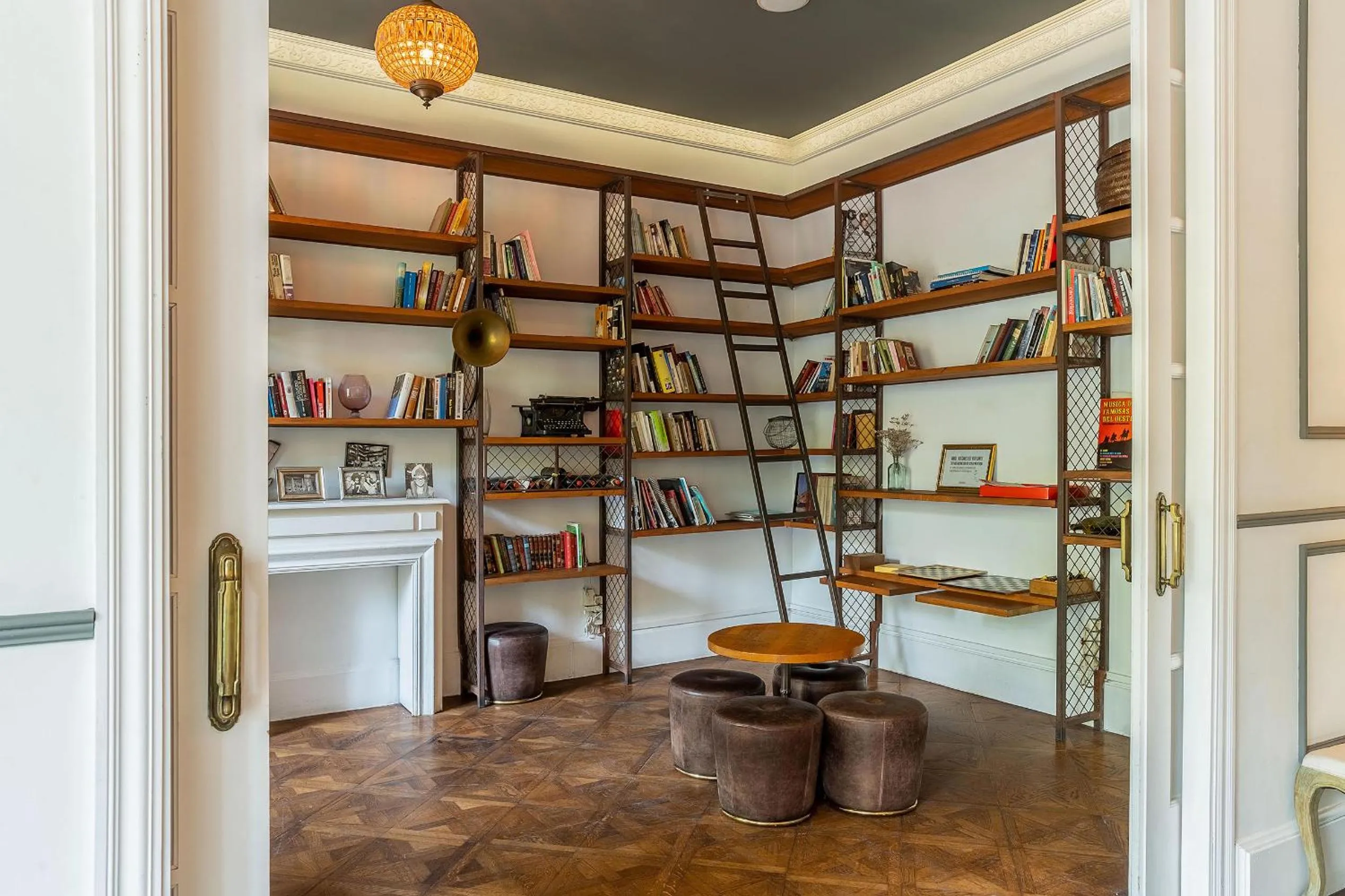 Library in Casa Gracia