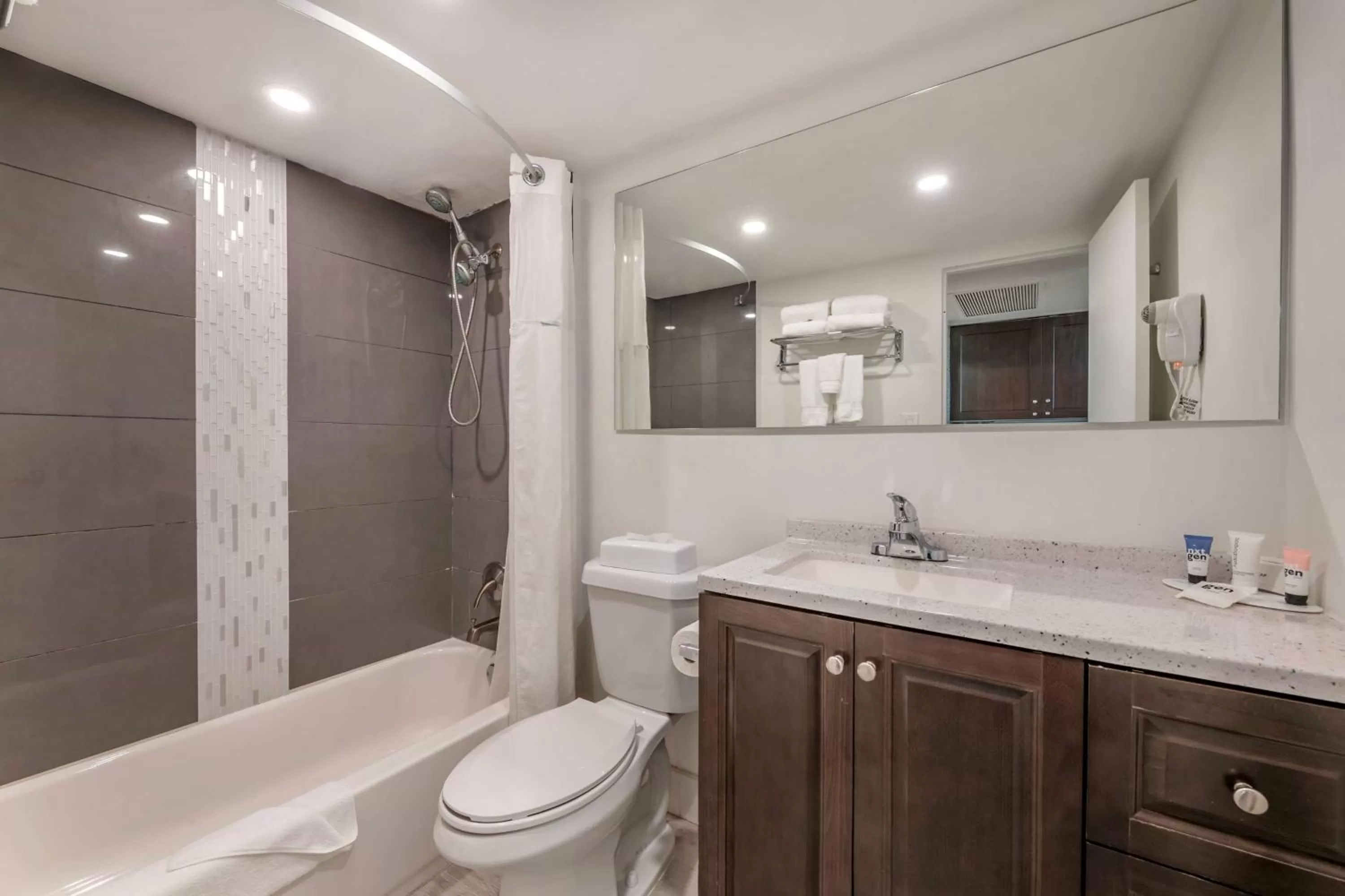 TV and multimedia in Ramada Plaza by Wyndham Marco Polo Beach Resort