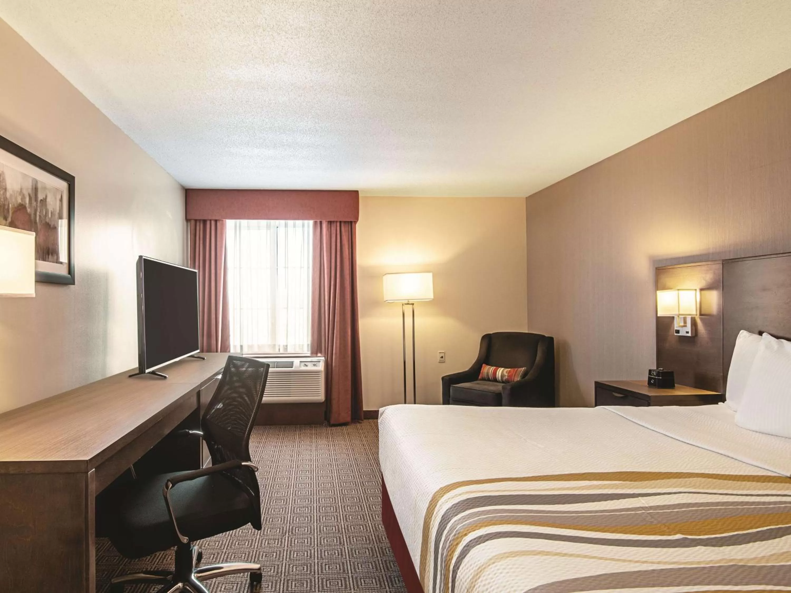 Photo of the whole room, Bed in La Quinta Inn by Wyndham Vancouver Airport