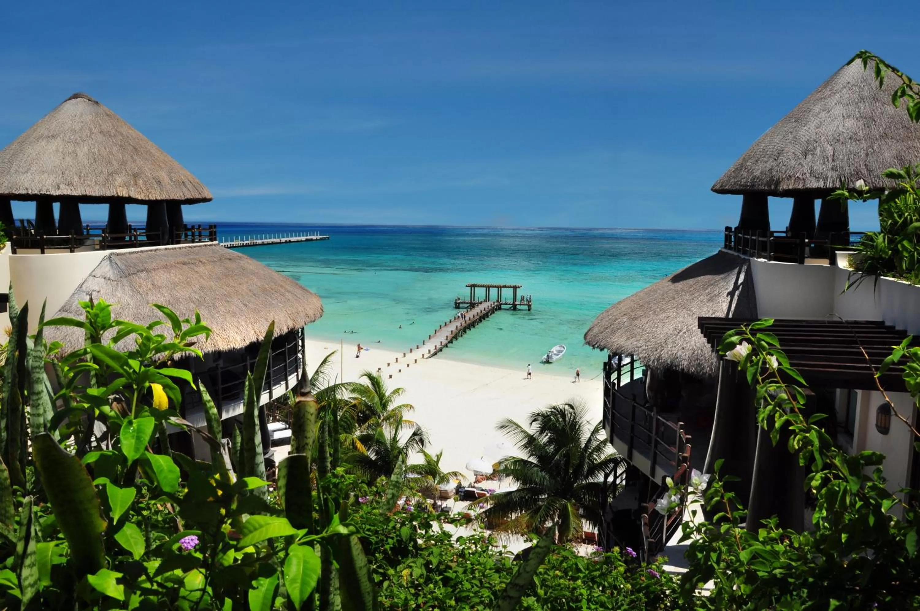 El Taj Oceanfront and Beachside Condo Hotel