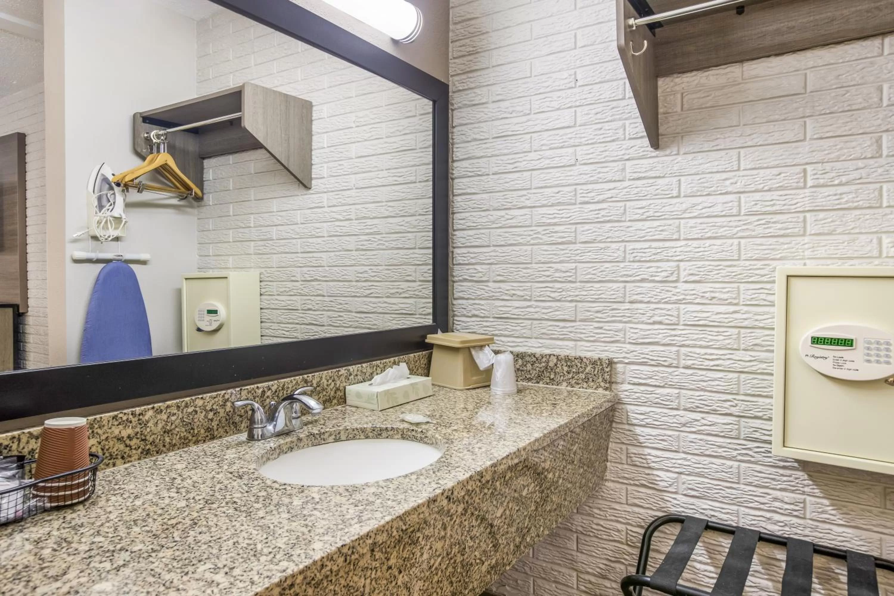 Bathroom in Red Roof Inn Savannah - Richmond Hill I-95