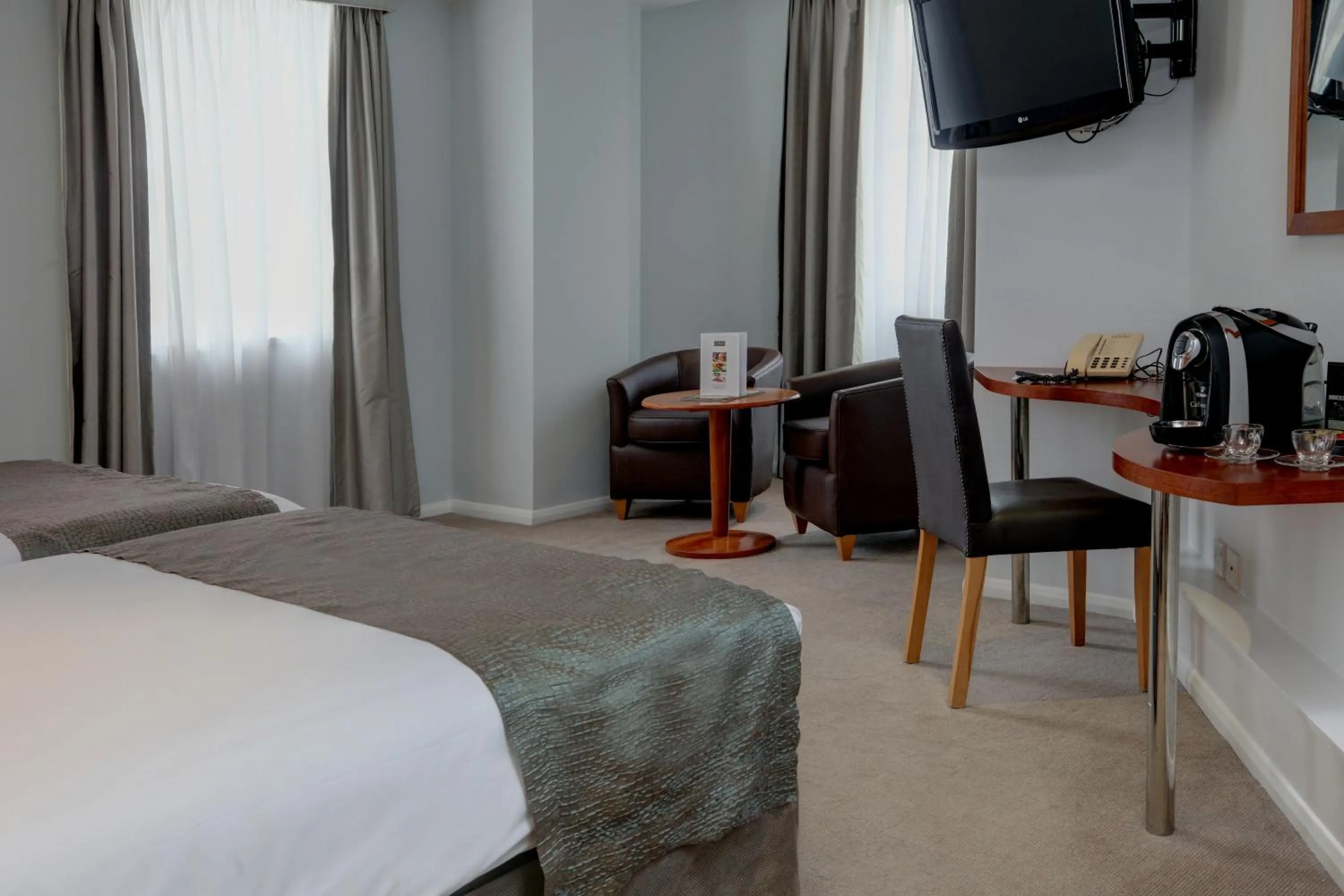 Photo of the whole room in Corus Hyde Park Hotel