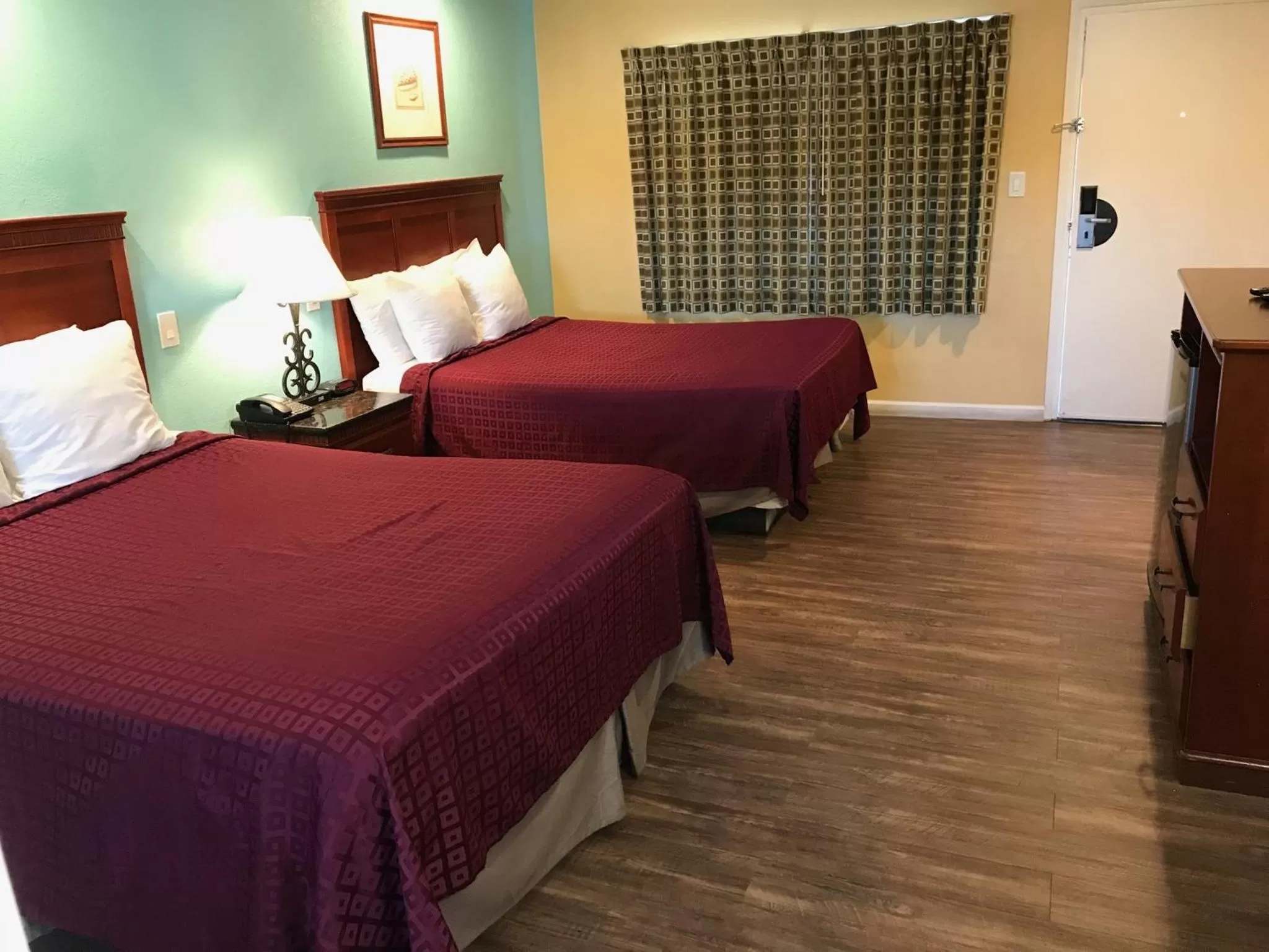 Bed in Travelodge by Wyndham San Diego SeaWorld