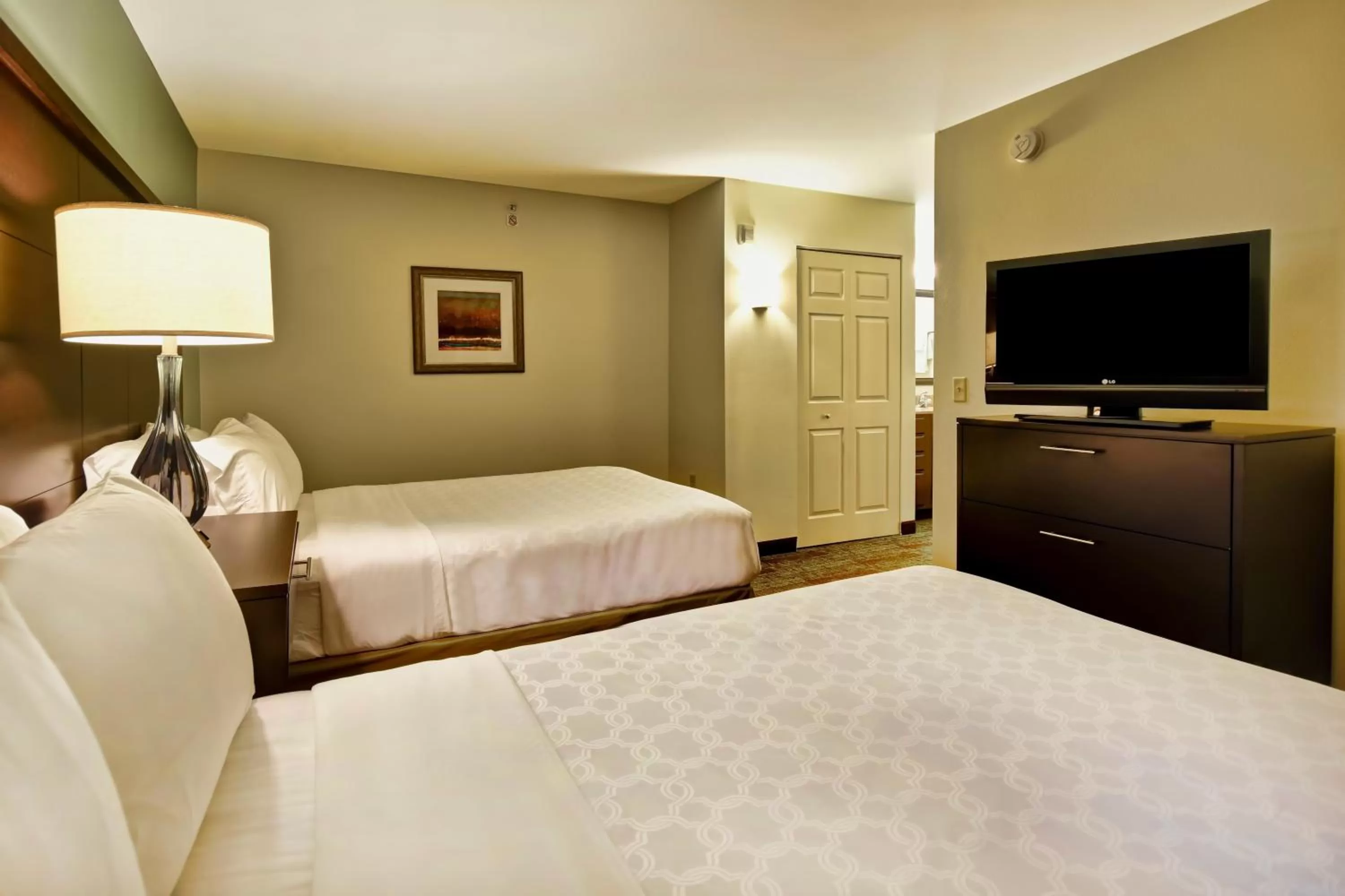 Photo of the whole room, Bed in Staybridge Suites Middleton/Madison-West by IHG