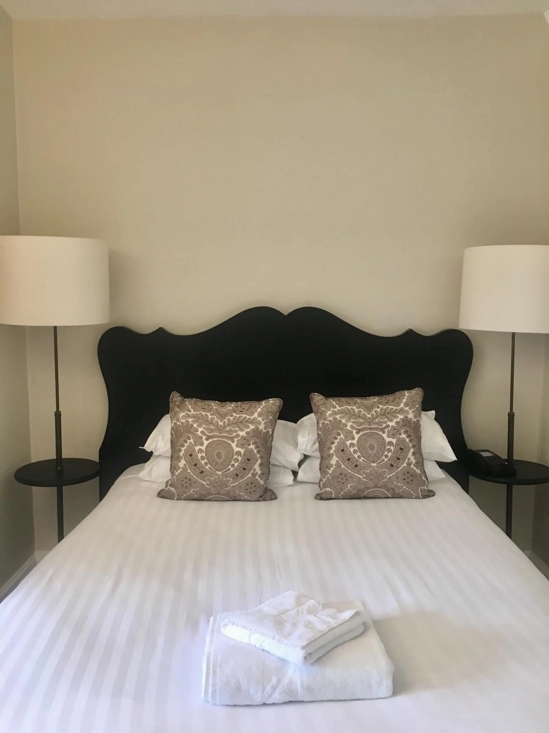 Photo of the whole room, Bed in Highfield Park