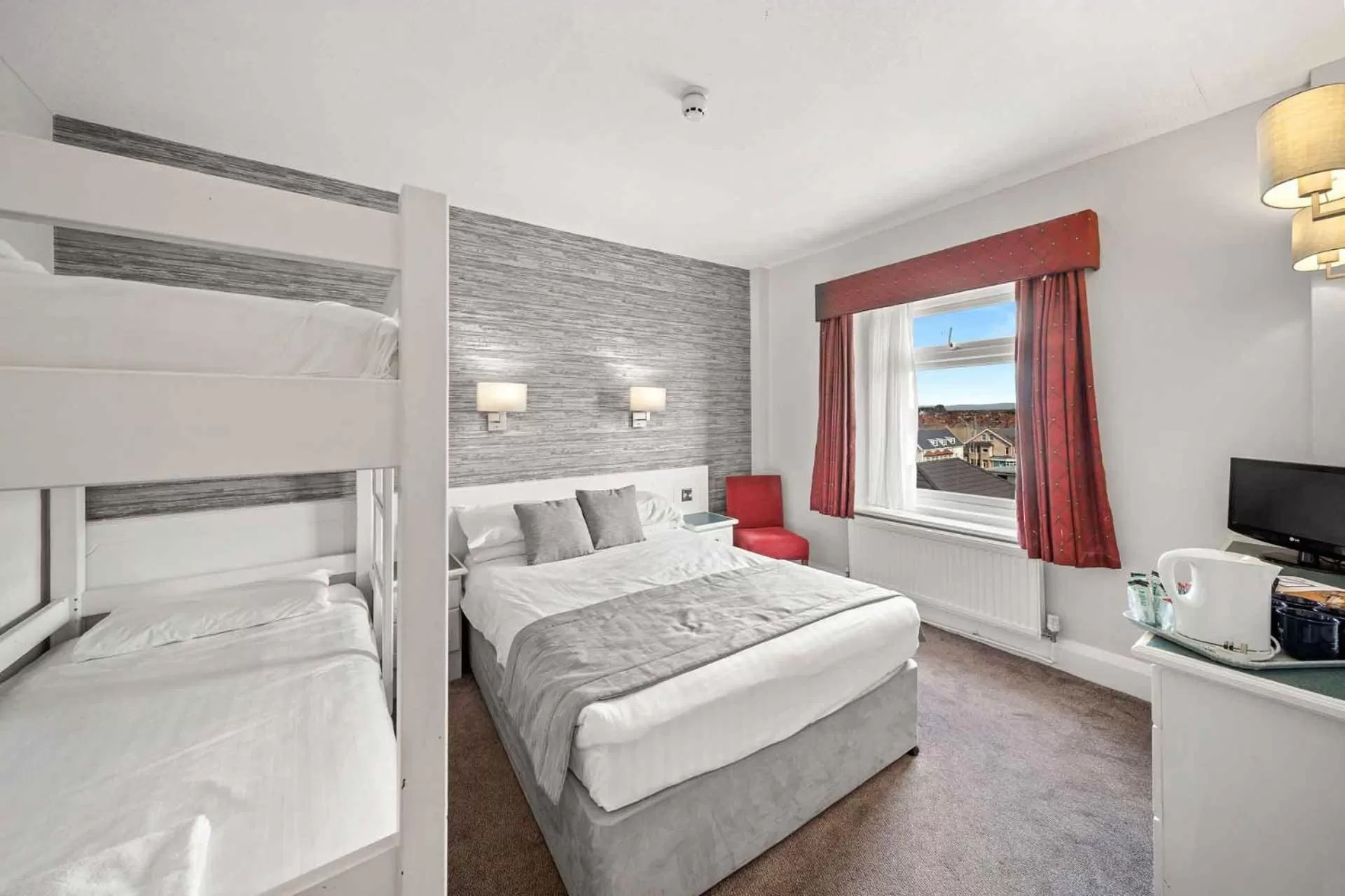 Photo of the whole room, Bed in Cliffs Hotel