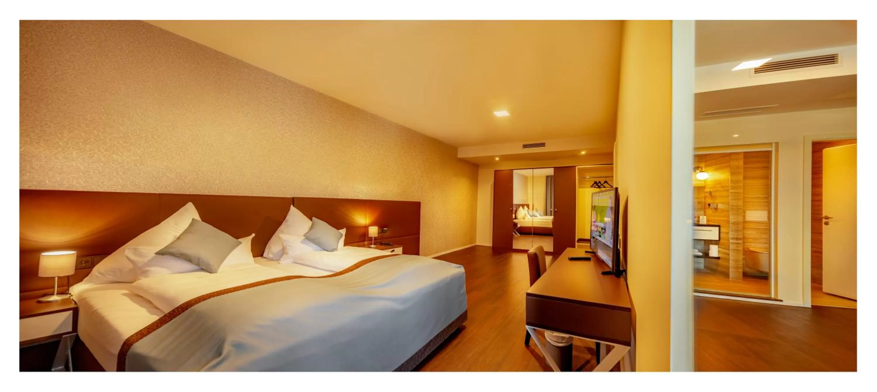 Decorative detail, Bed in Trip Inn Conference Hotel & Suites