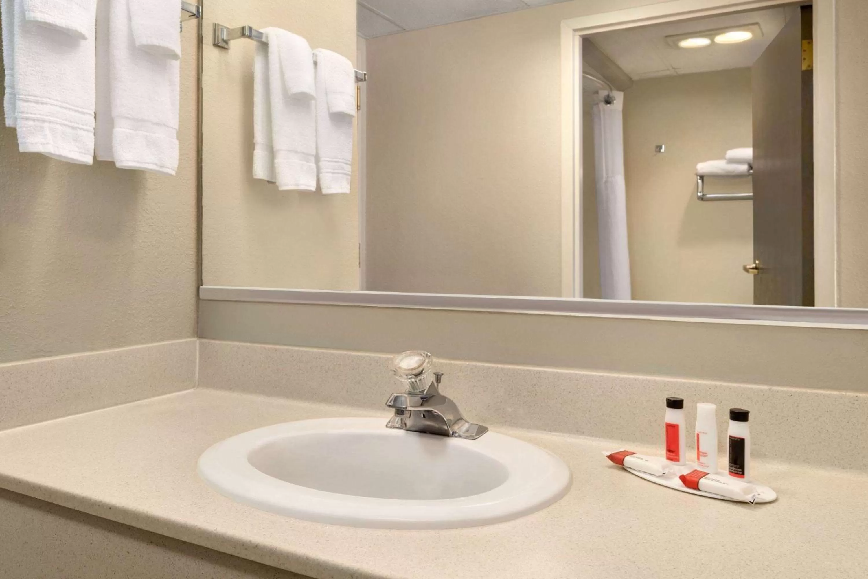 TV and multimedia in Super 8 by Wyndham Chambersburg I-81