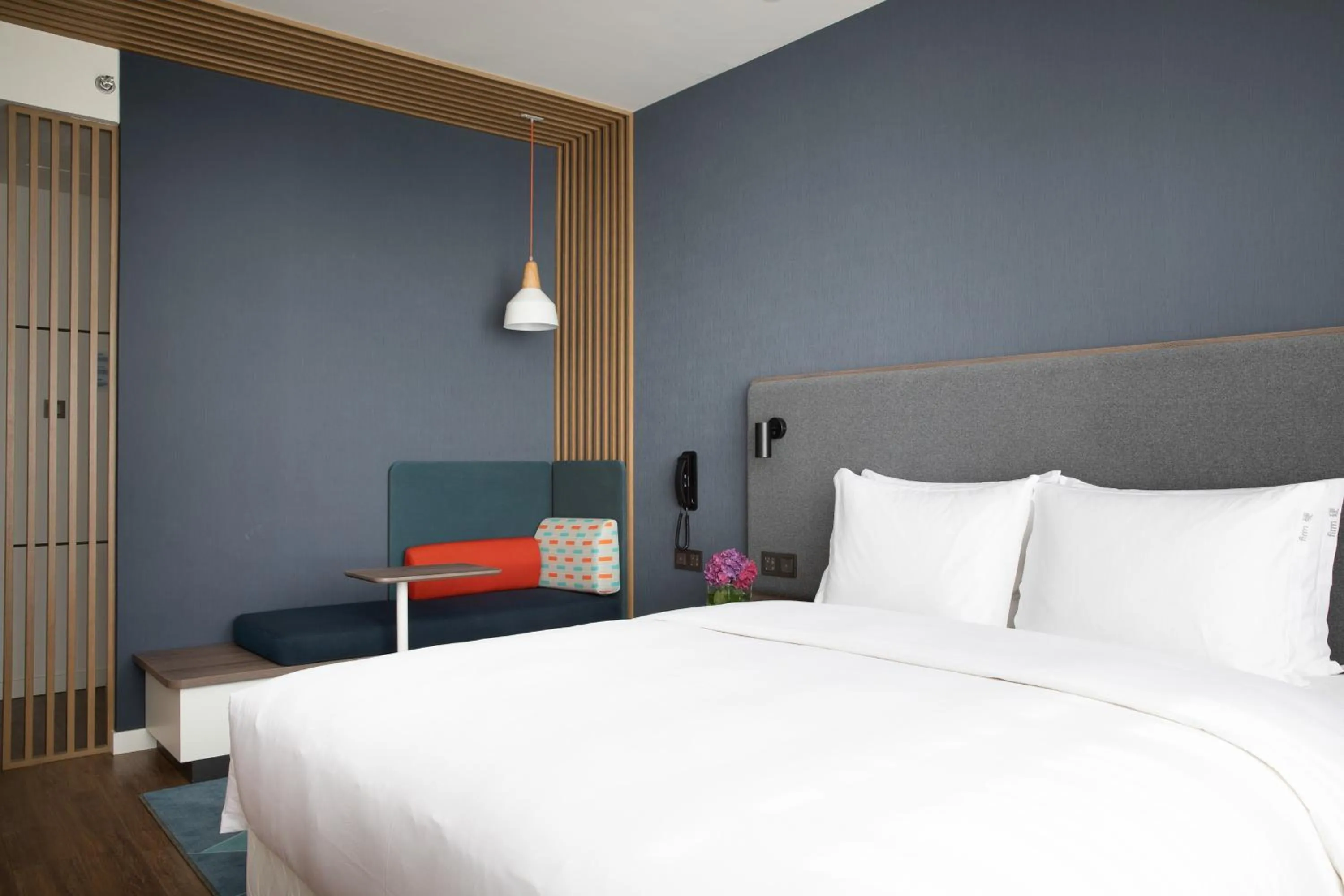 Photo of the whole room, Bed in Holiday Inn Express Chengdu Longquanyi North by IHG