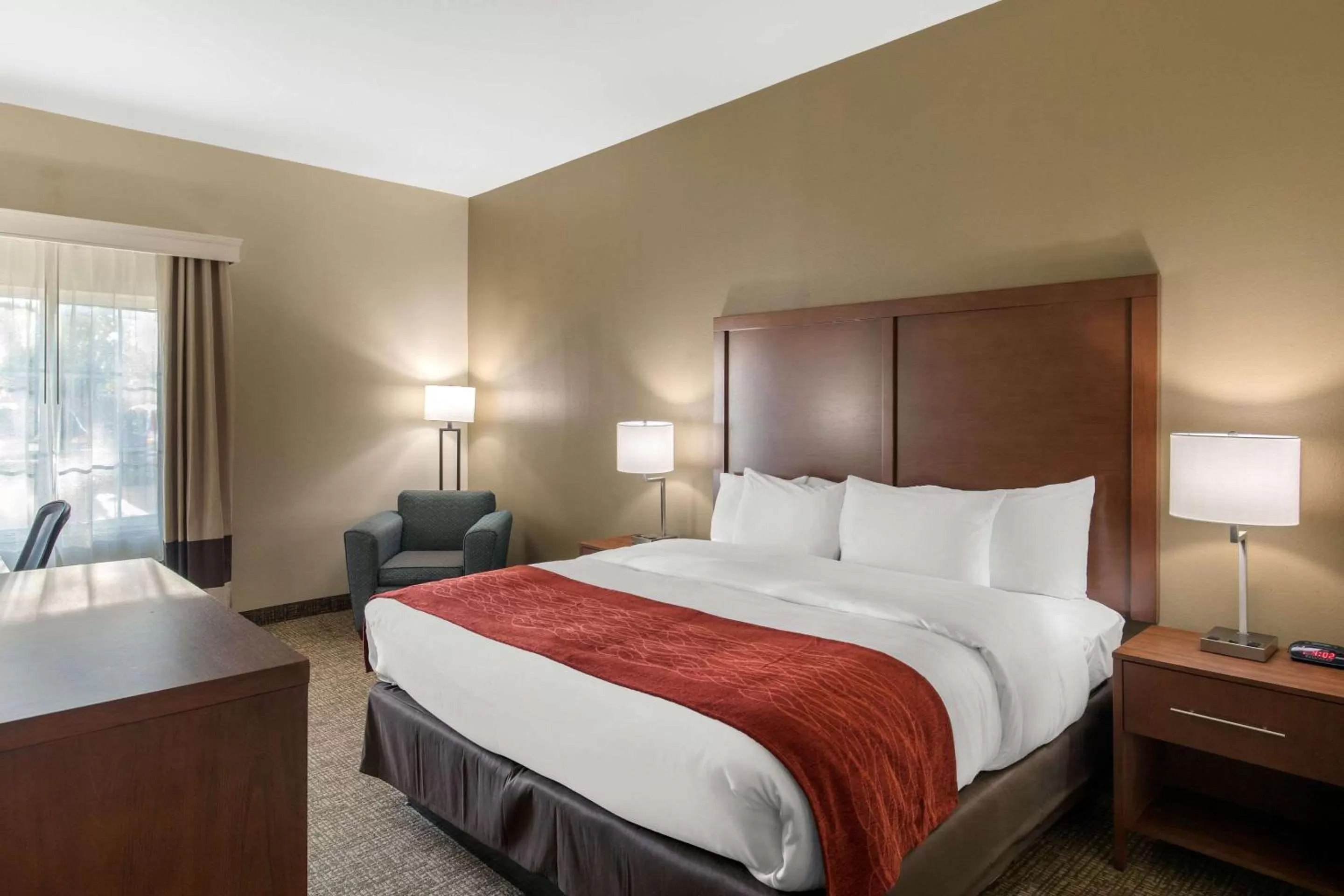 Photo of the whole room, Bed in Comfort Inn & Suites Cedar Hill Duncanville