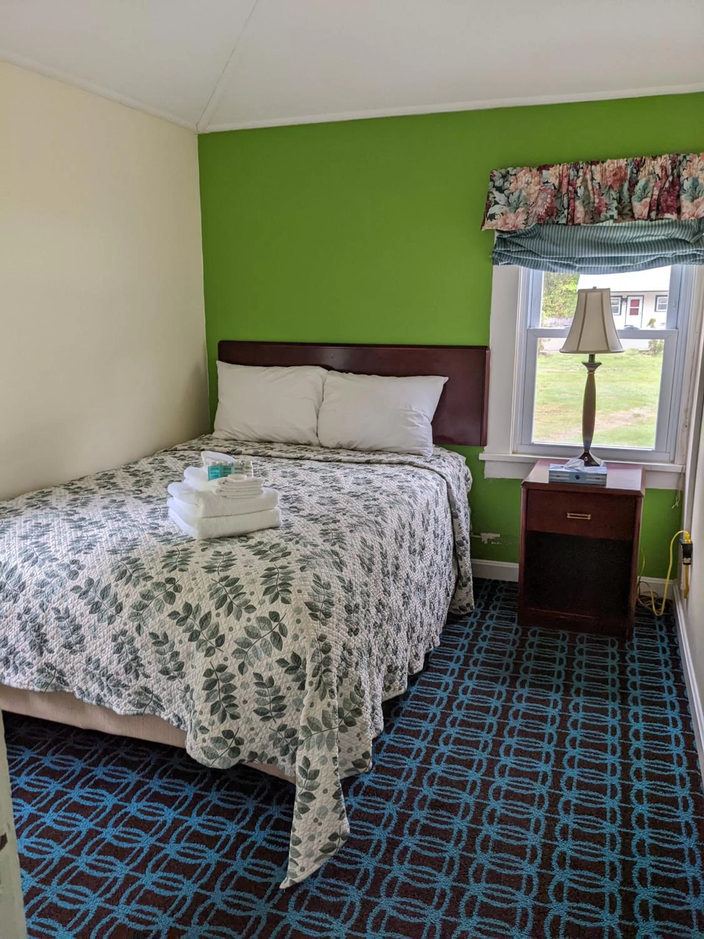 Bed in Perry's Motel and Cottages