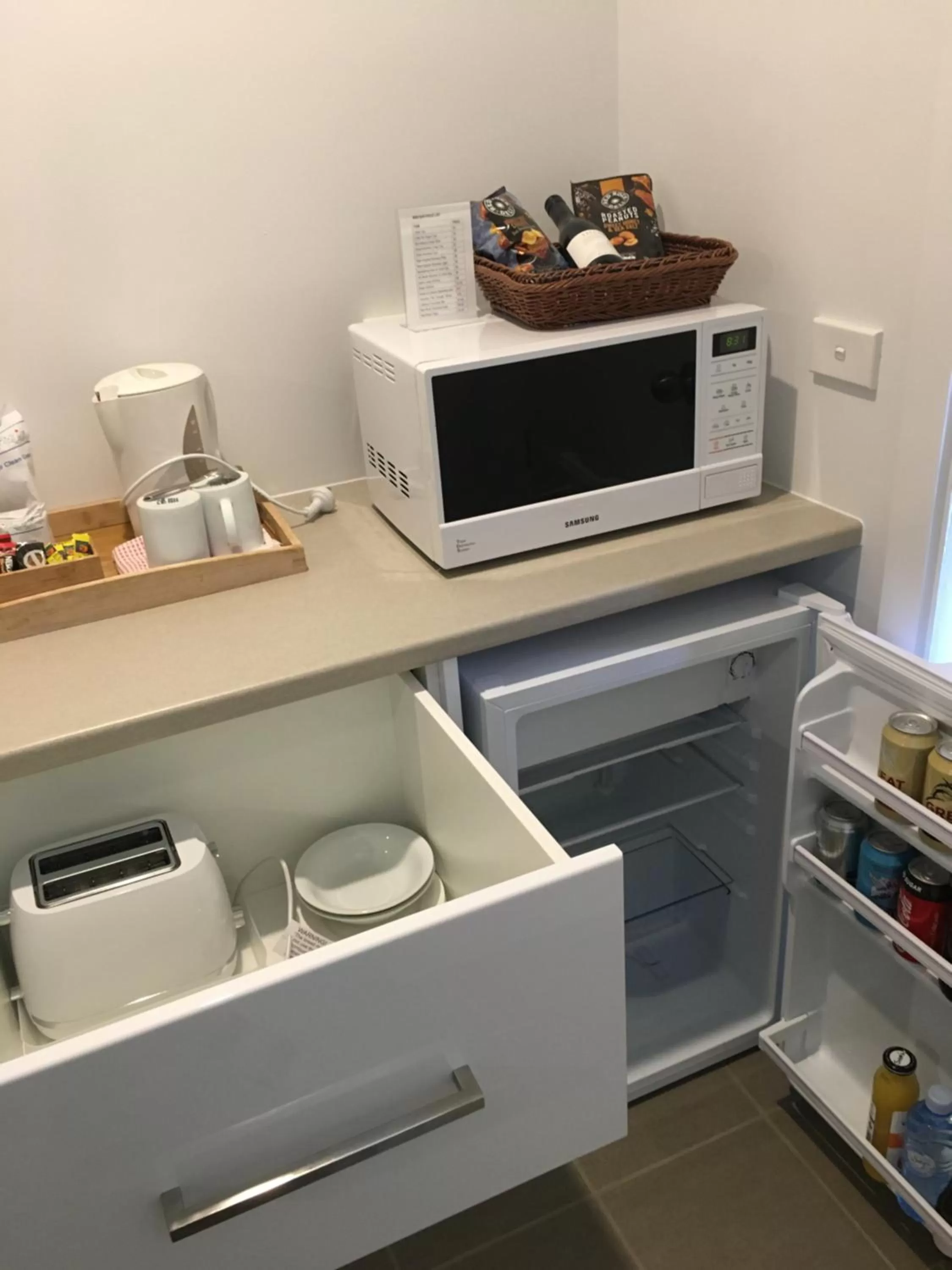 Coffee/tea facilities in New England Motor Lodge