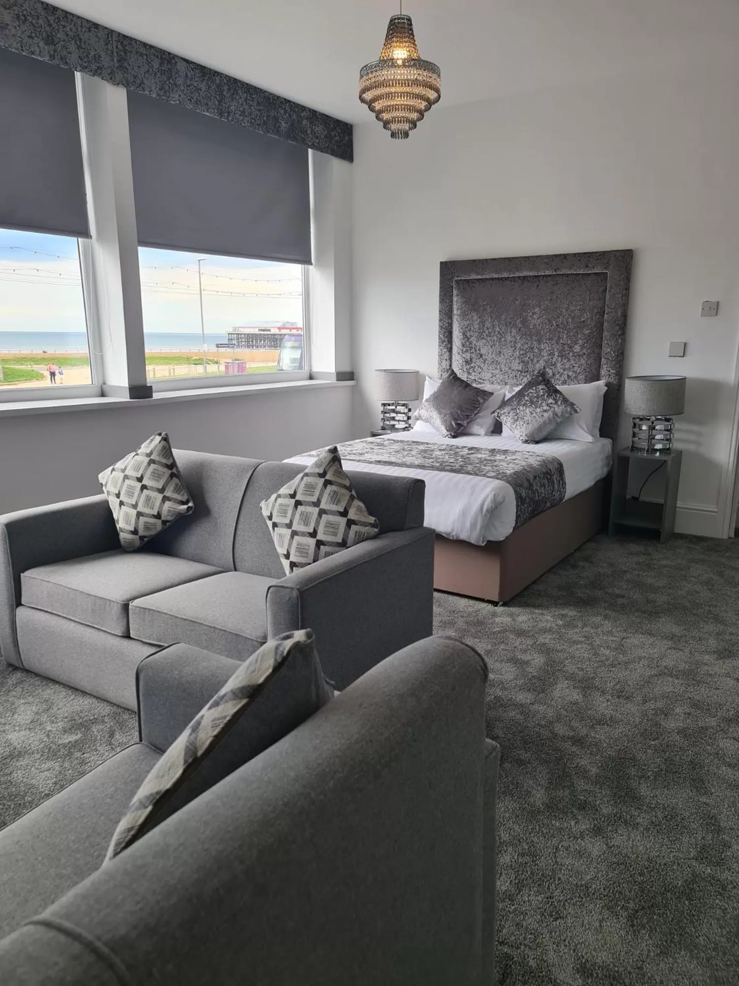 Living room, Bed in Royal Seabank Hotel