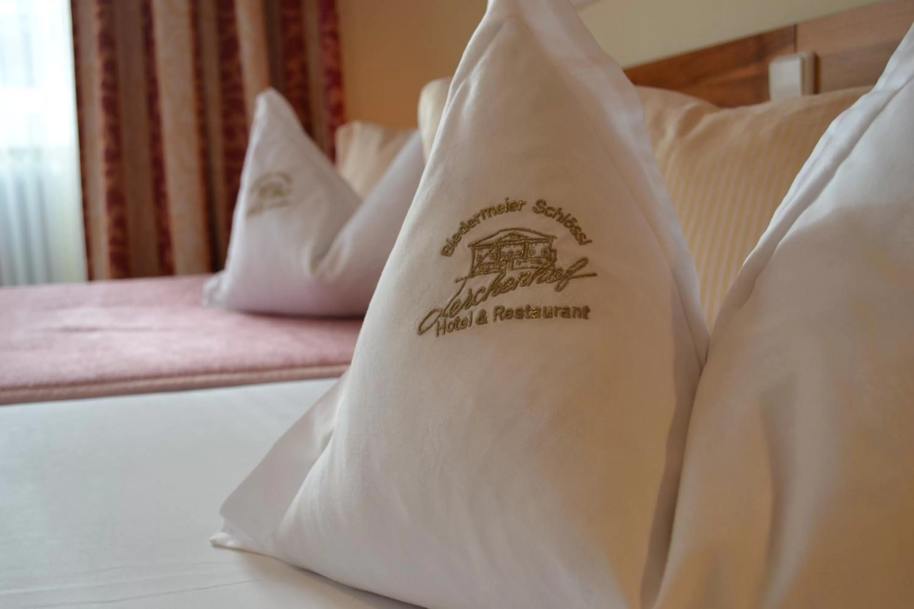 Bed in Hotel Schloss Lerchenhof