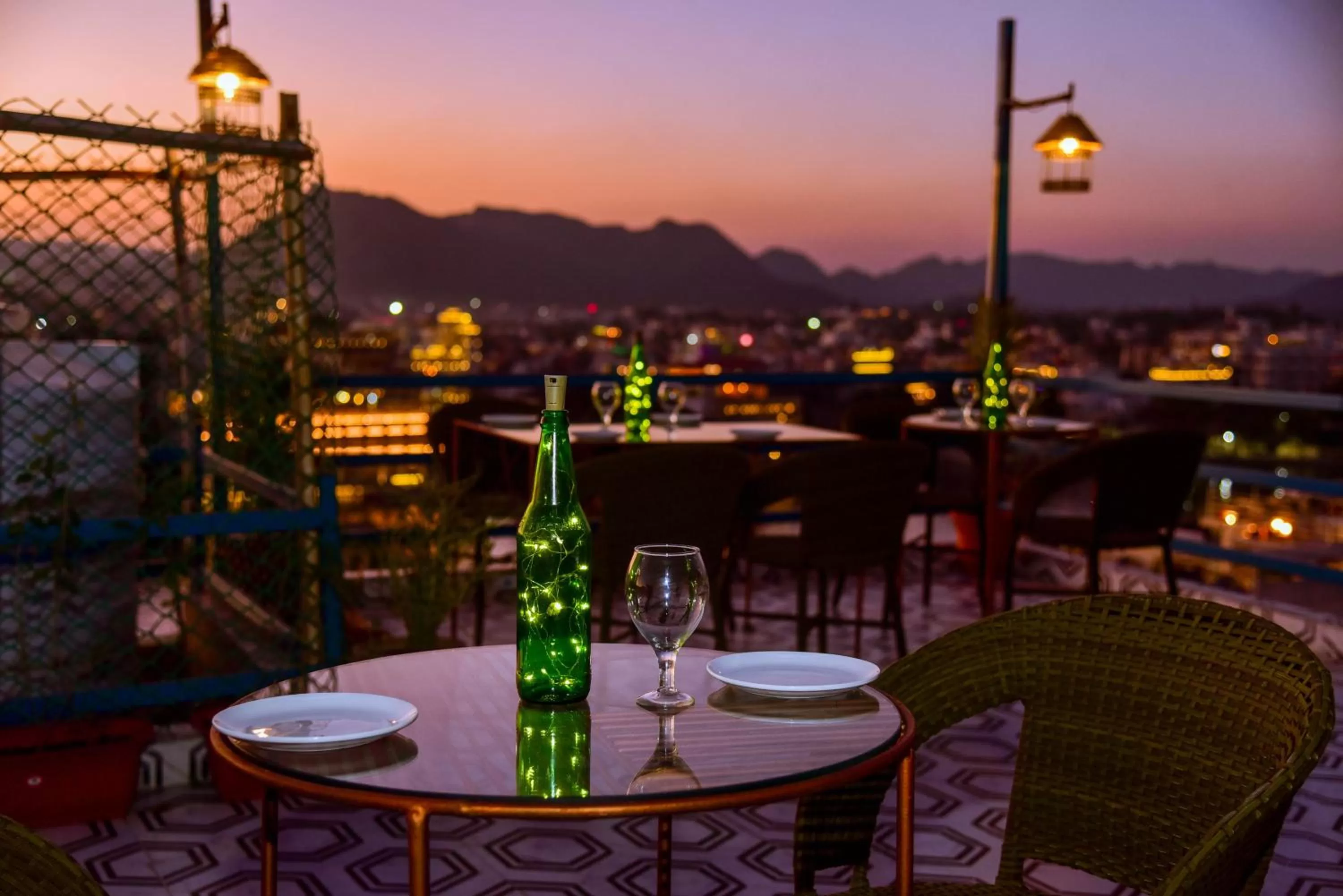 Restaurant/places to eat in Hotel Casa by the lake