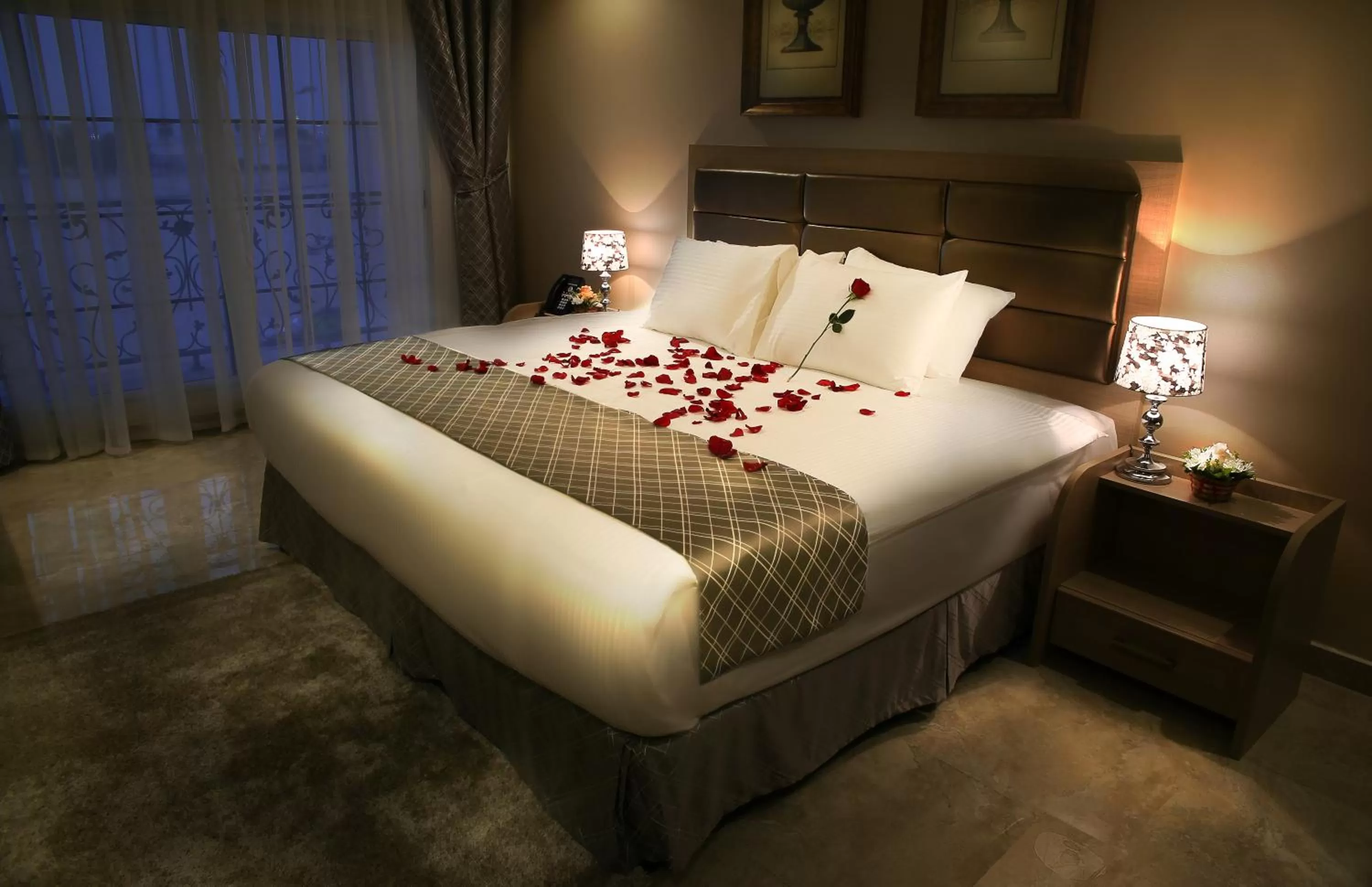 Bedroom, Bed in Adams Hotel