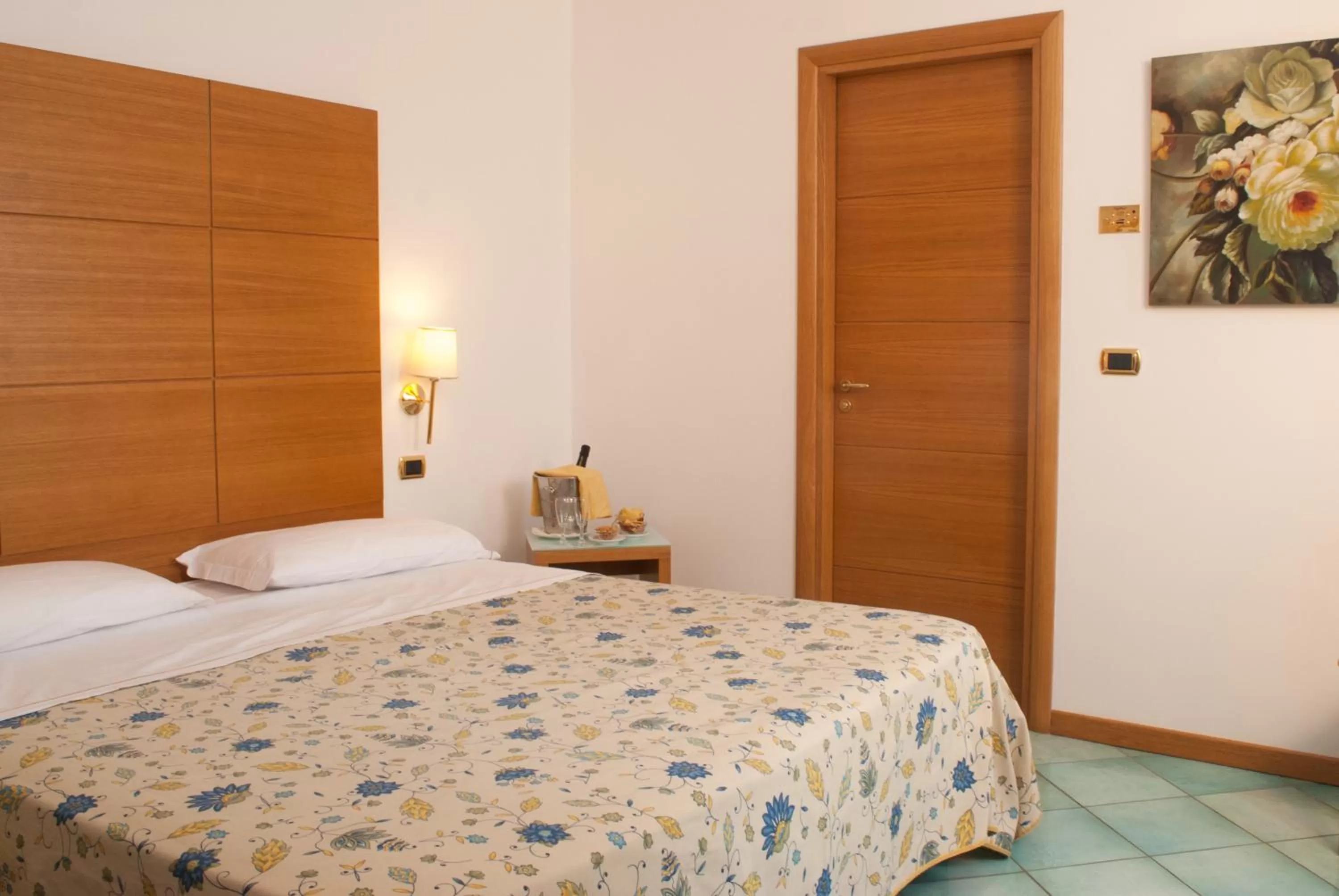 Shower, Bed in City Hotel