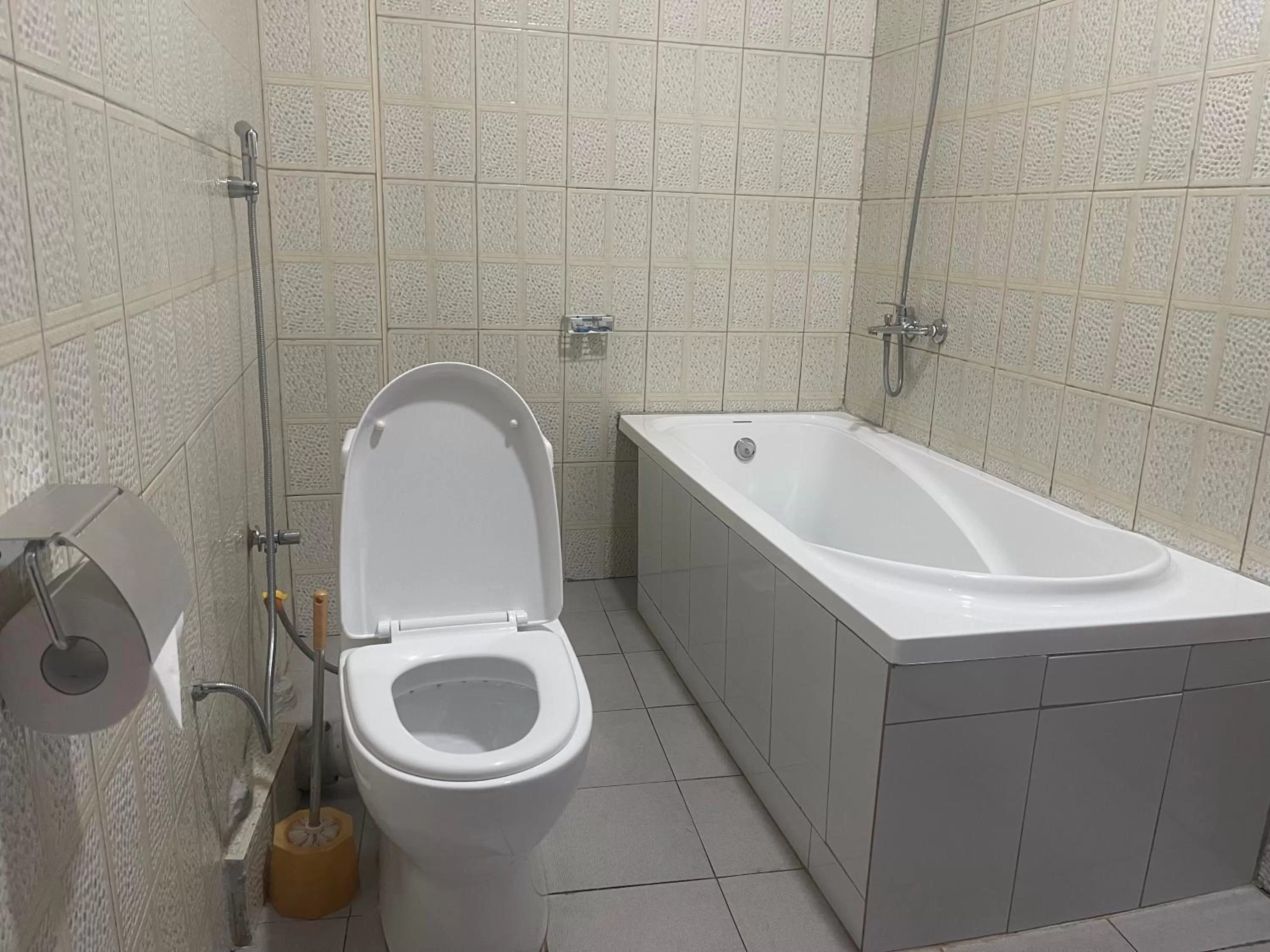 Toilet in Bukandula Hotel