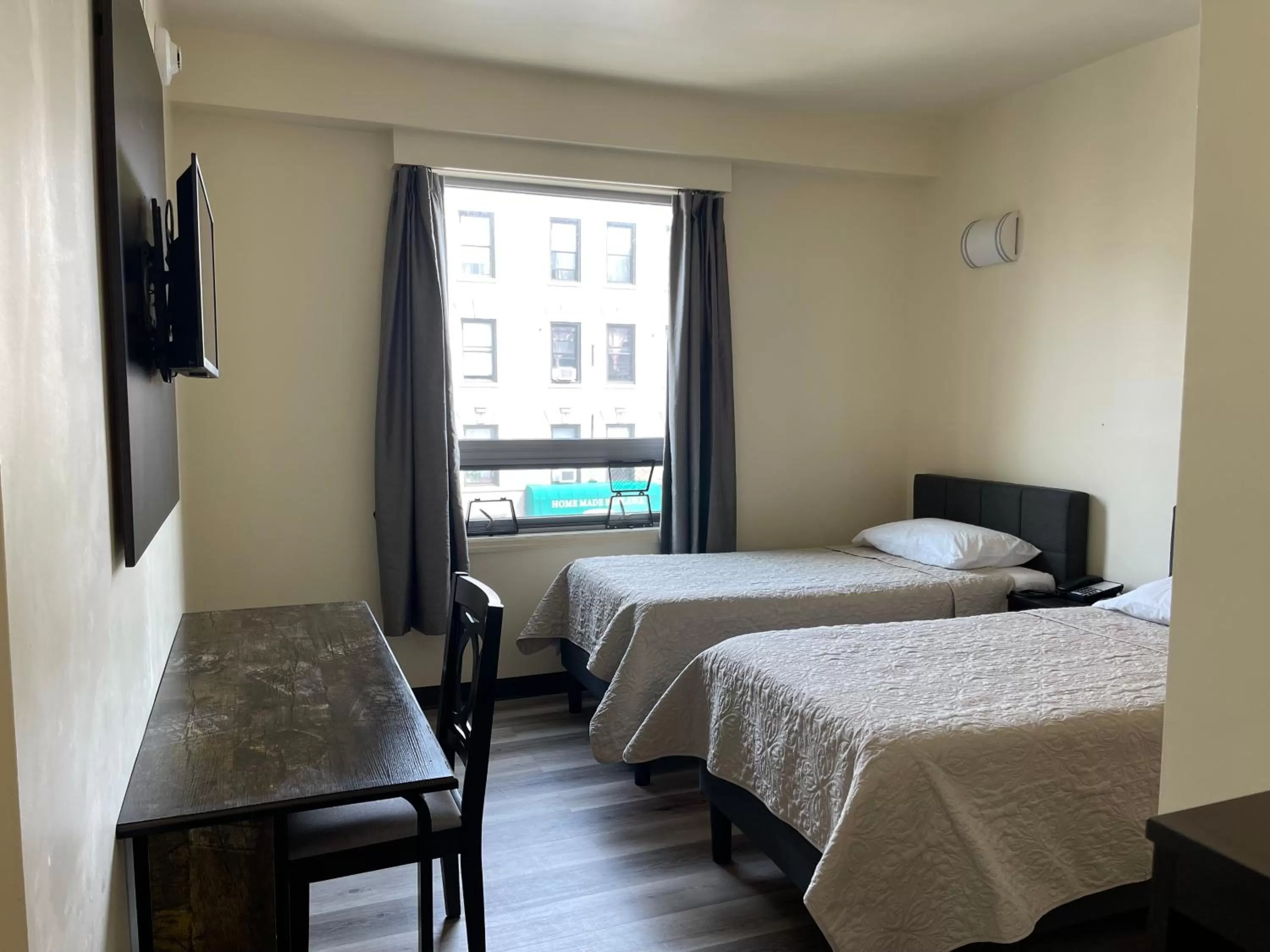 Bed in Astoria Inn LaGuardia Hotel