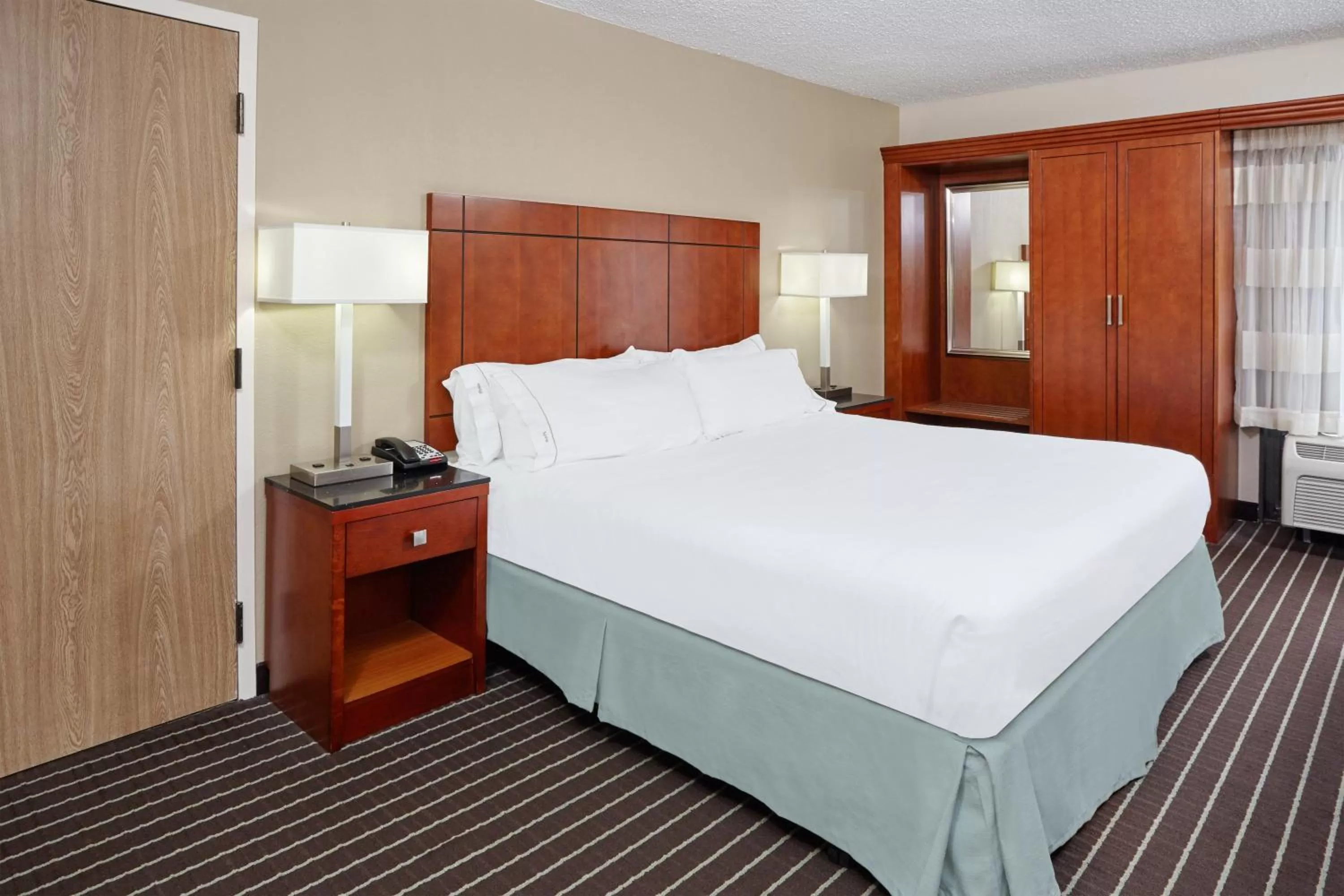 King Room - Hearing Accessible/Non-Smoking  in Holiday Inn Express Hotels- Hampton, an IHG Hotel