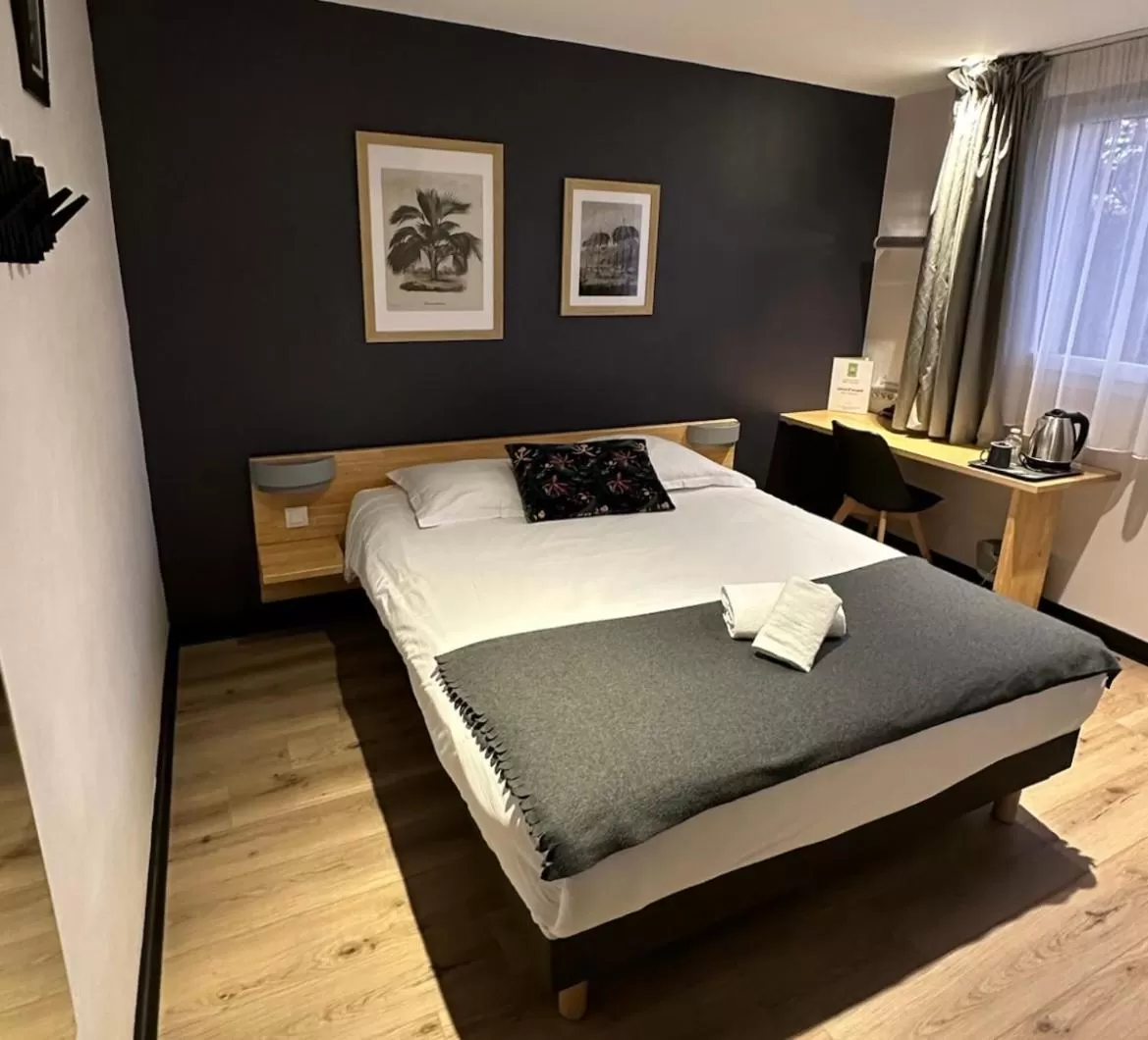 Coffee/tea facilities, Bed in Le Clos Du Pontic Logis et Cit'Hotel