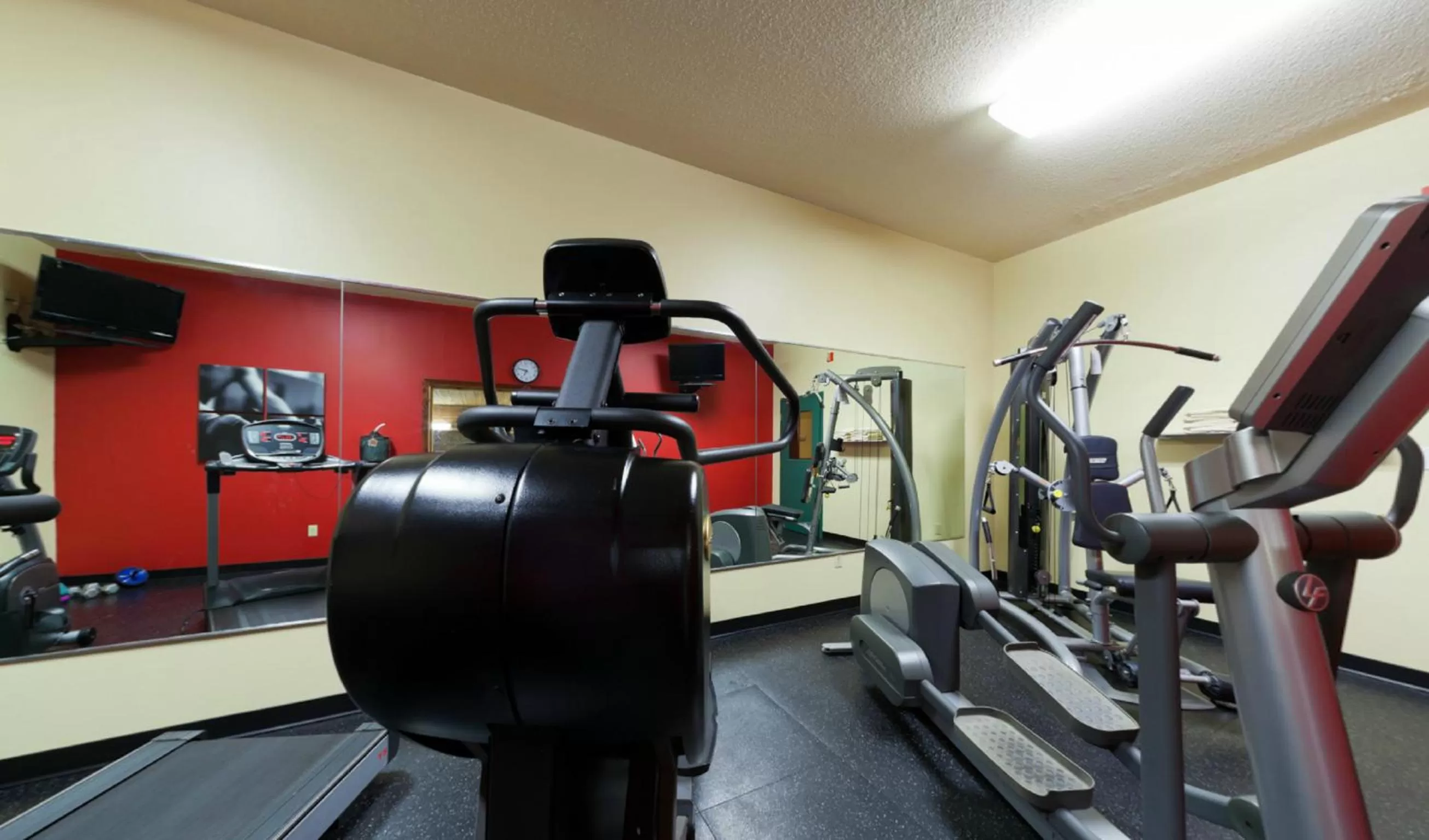 Fitness centre/facilities in Country Inn & Suites by Radisson, Kearney, NE