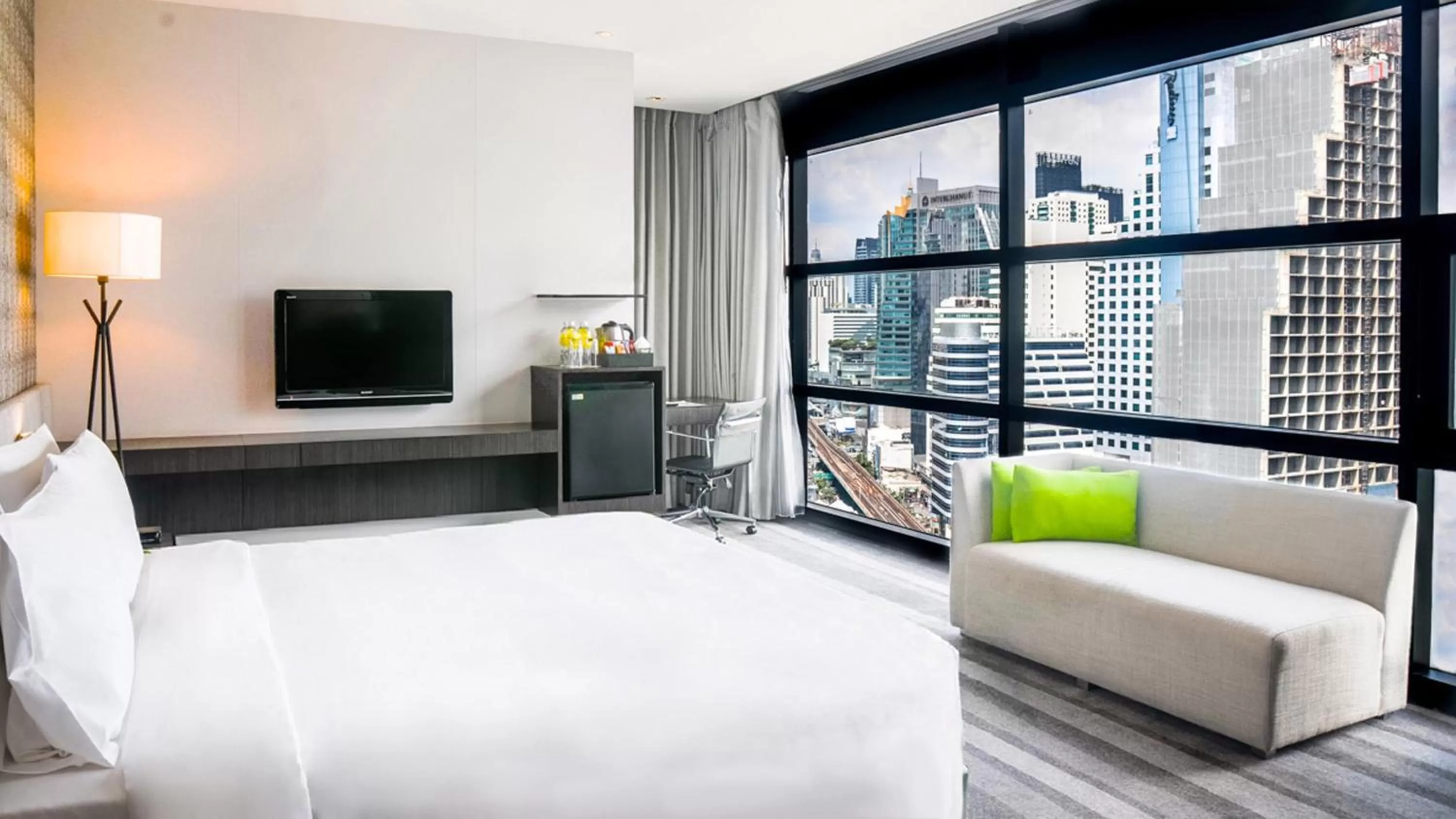 Photo of the whole room, Bed in Holiday Inn Bangkok Sukhumvit by IHG
