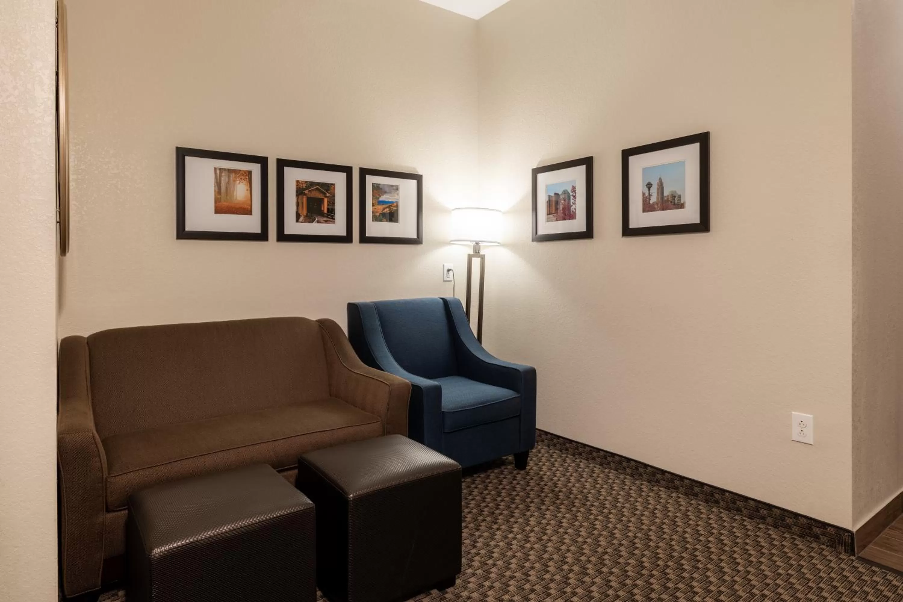 Seating area in Comfort Suites Troy-I75