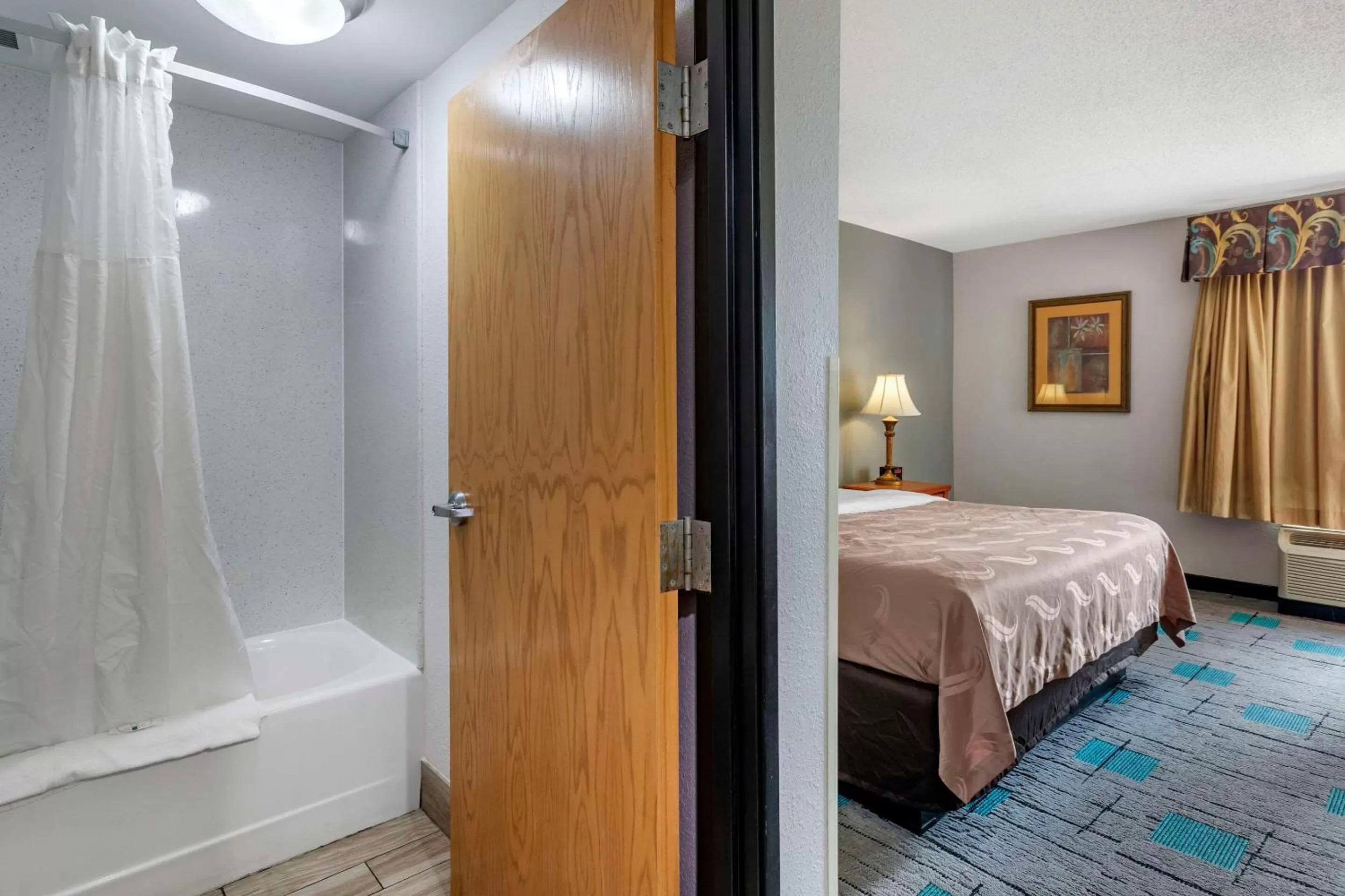 Bedroom, Bed in Quality Inn & Suites Chattanooga West near Lookout Mountain