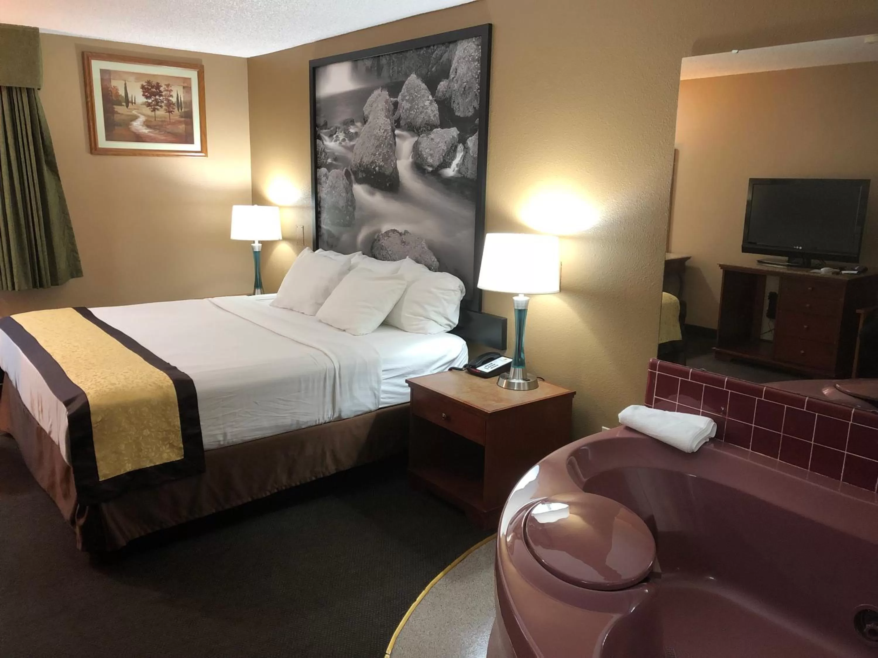 Photo of the whole room, Bed in Super 8 by Wyndham Baker City
