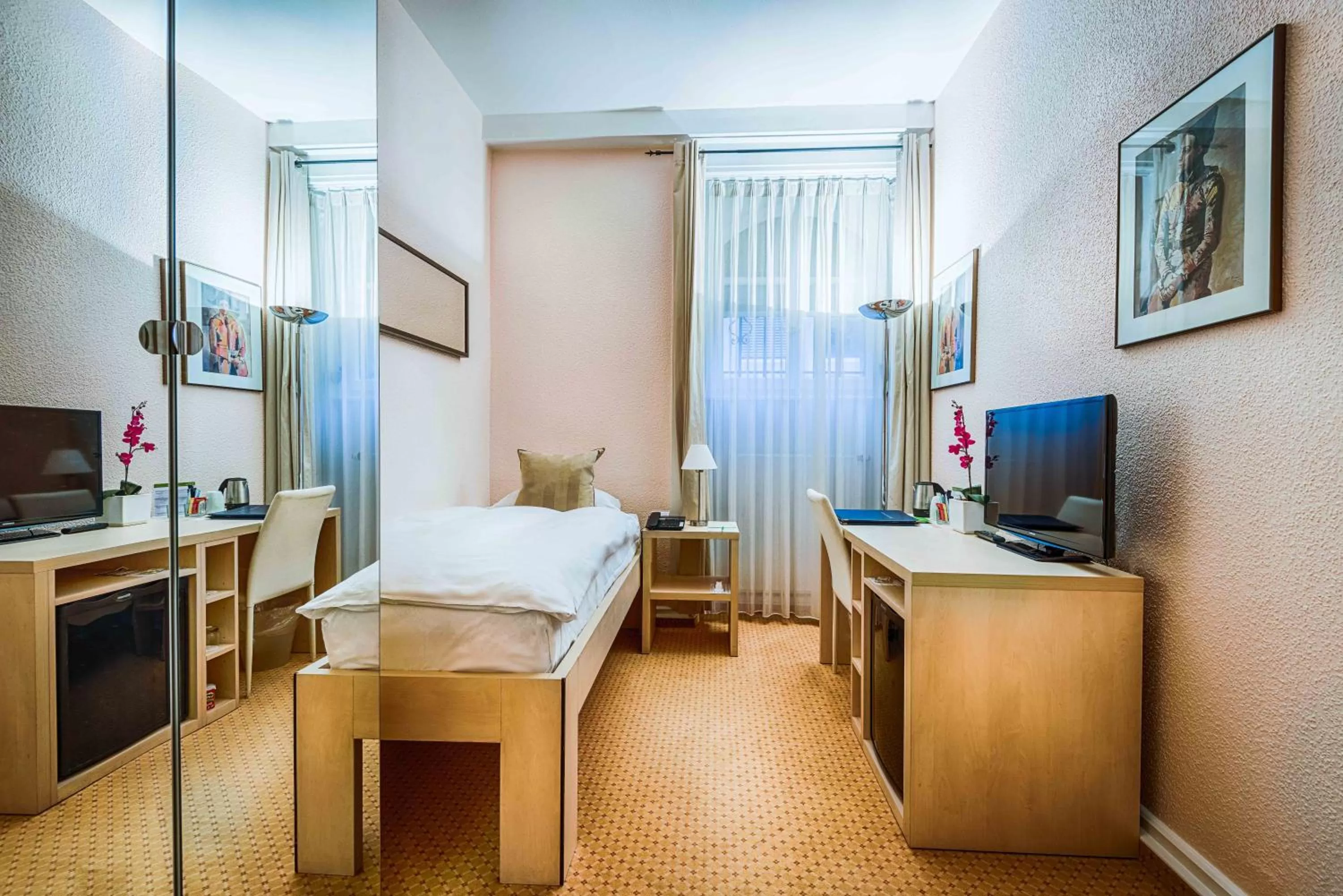 Photo of the whole room, Bed in Villa Toscane