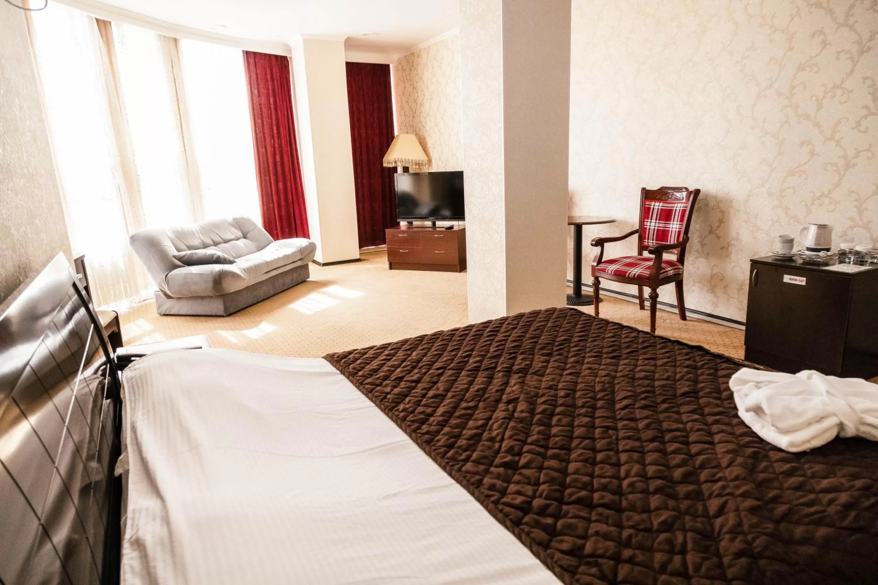 Photo of the whole room, Bed in Golden Palace