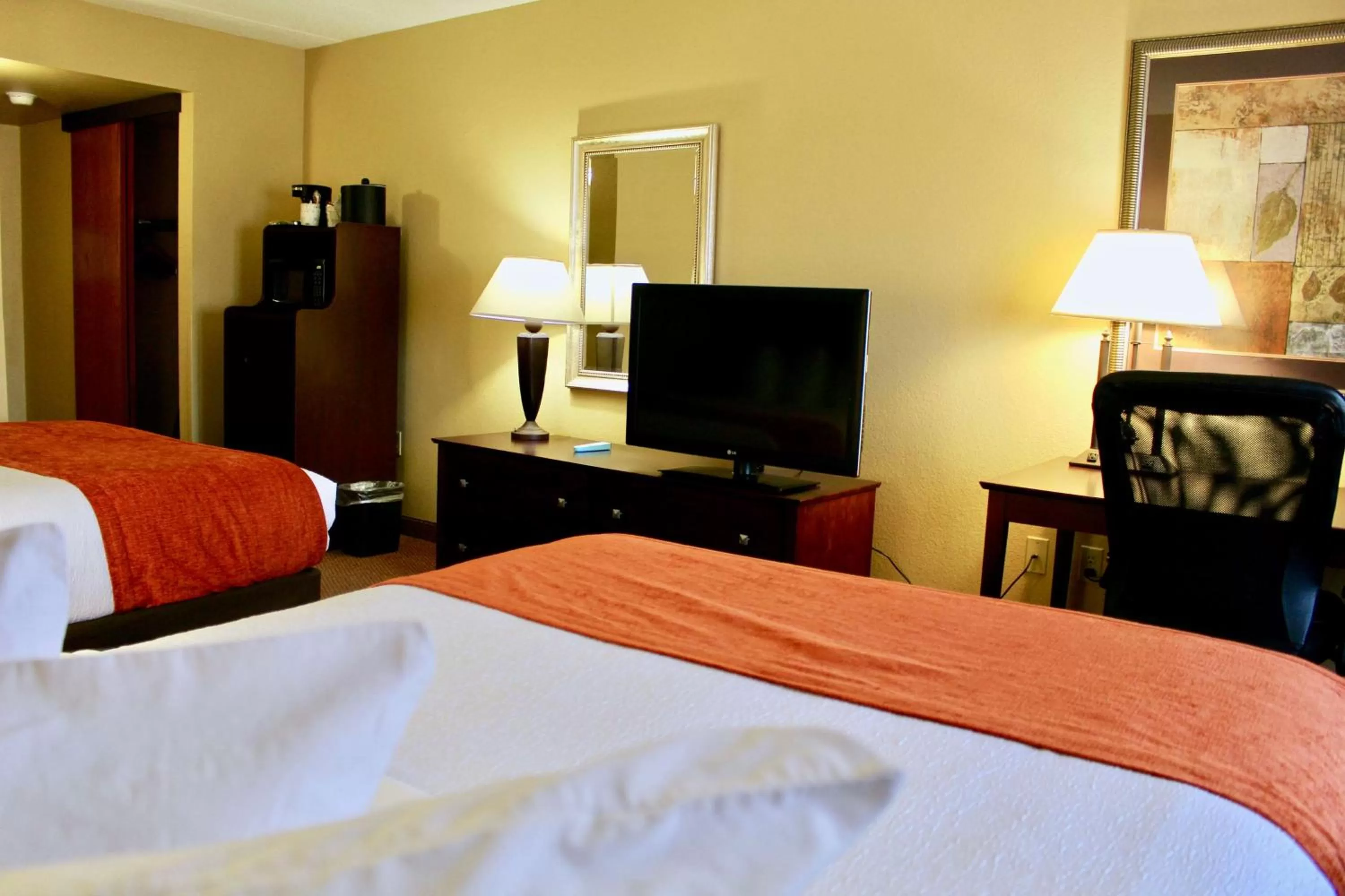 Photo of the whole room, Bed in Best Western Plus Dakota Ridge