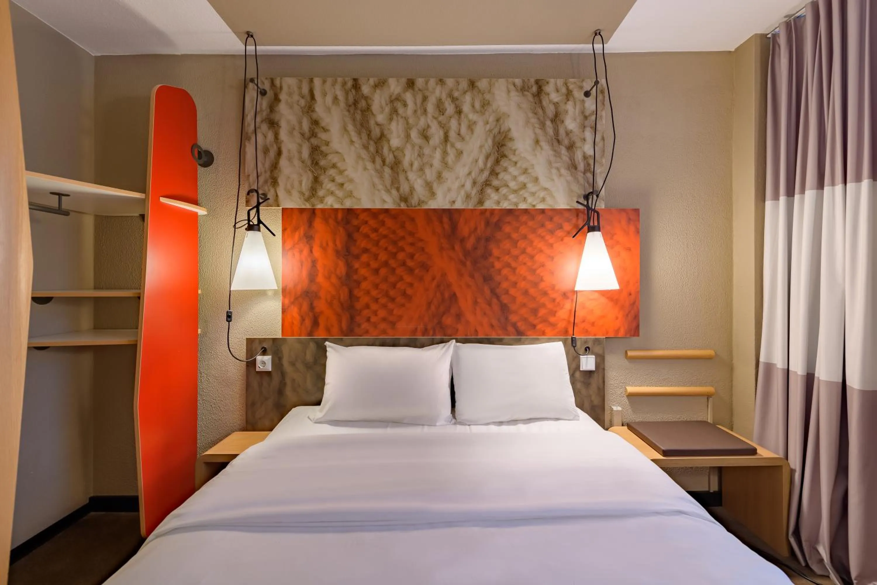 Bed in Ibis Hotel Köln Am Dom