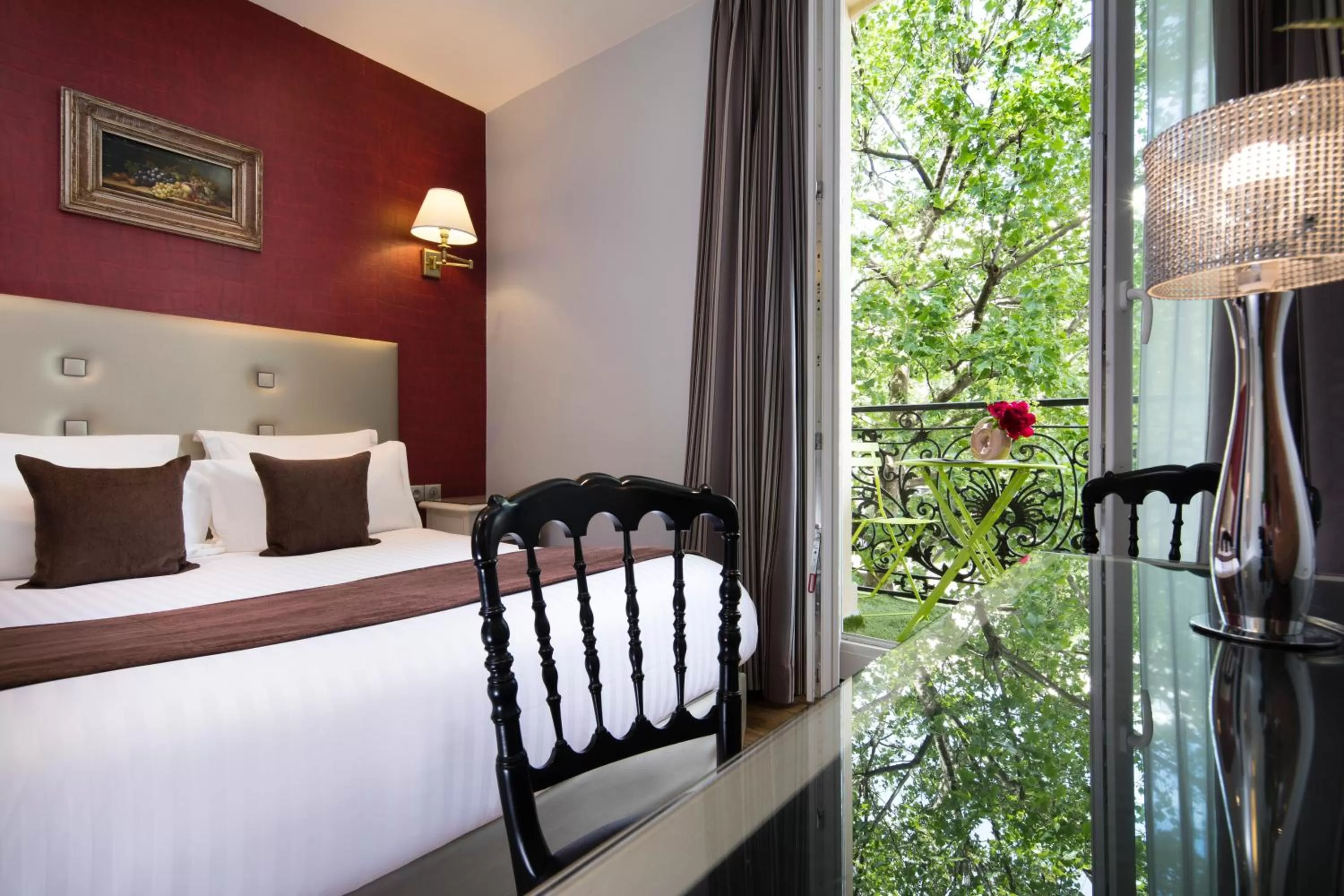 Bedroom, Bed in Hotel Plaza Elysées