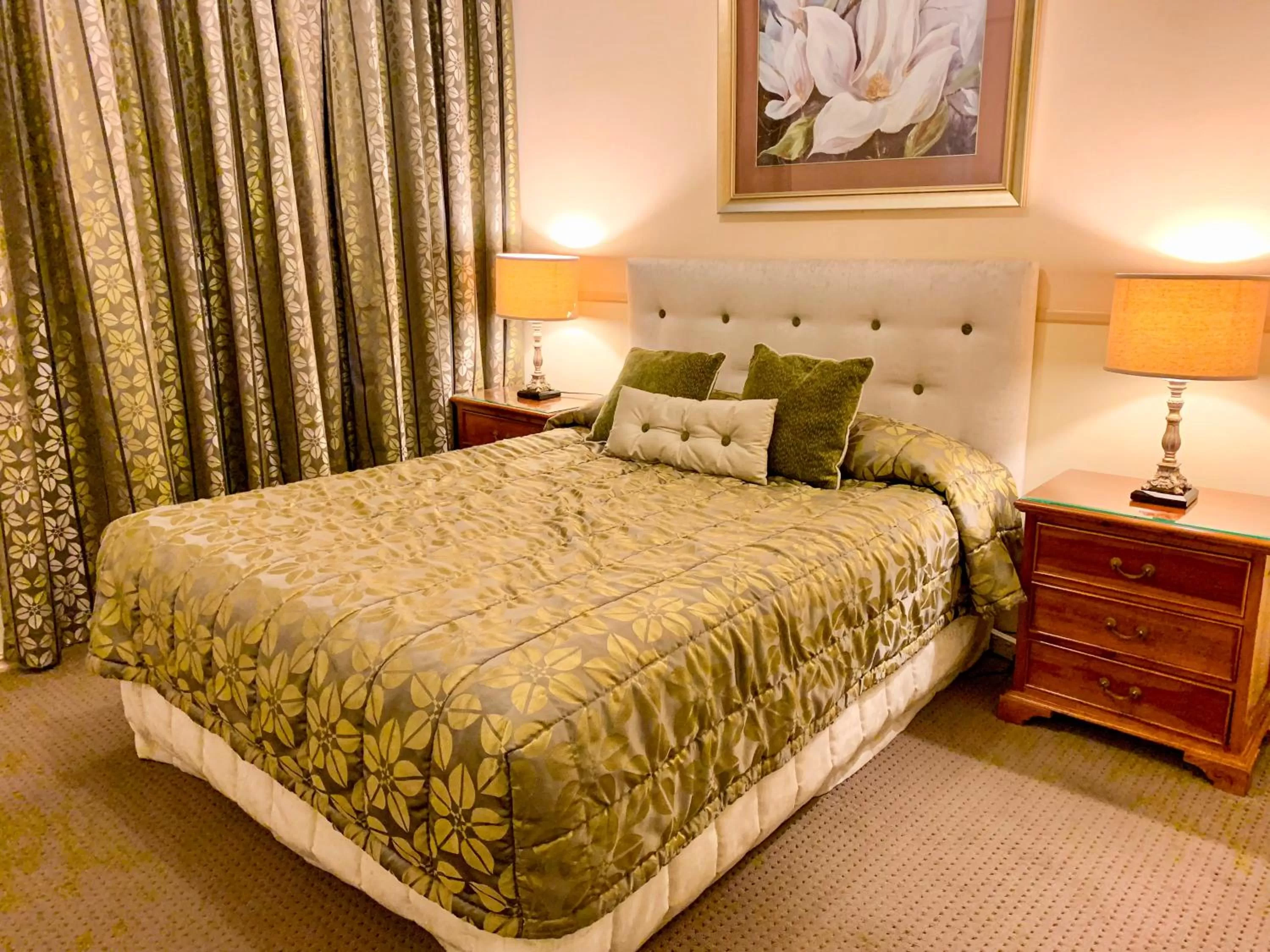 Bedroom, Bed in Royal Albert Hotel