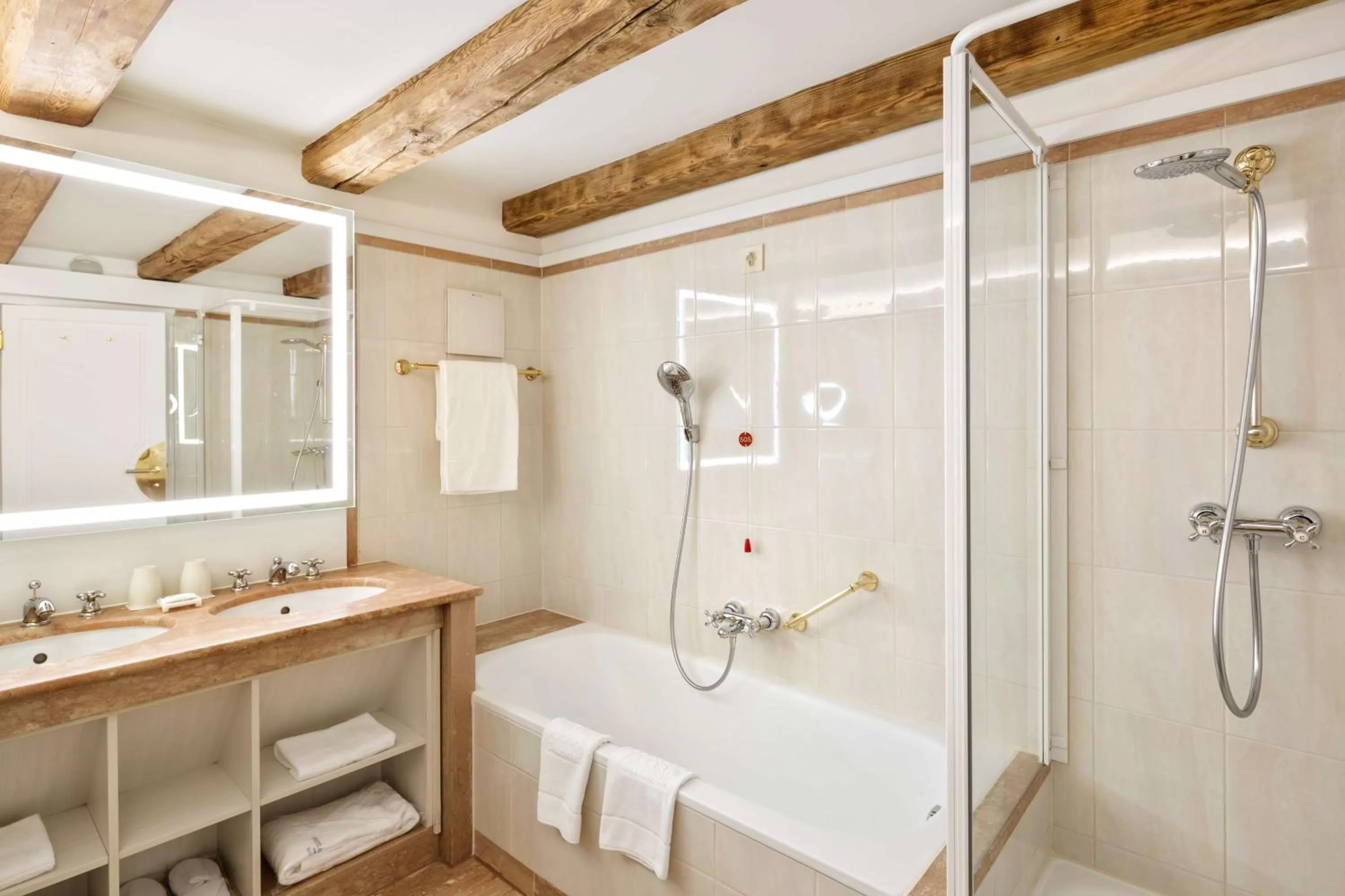 Bathroom in Radisson Blu Hotel Altstadt